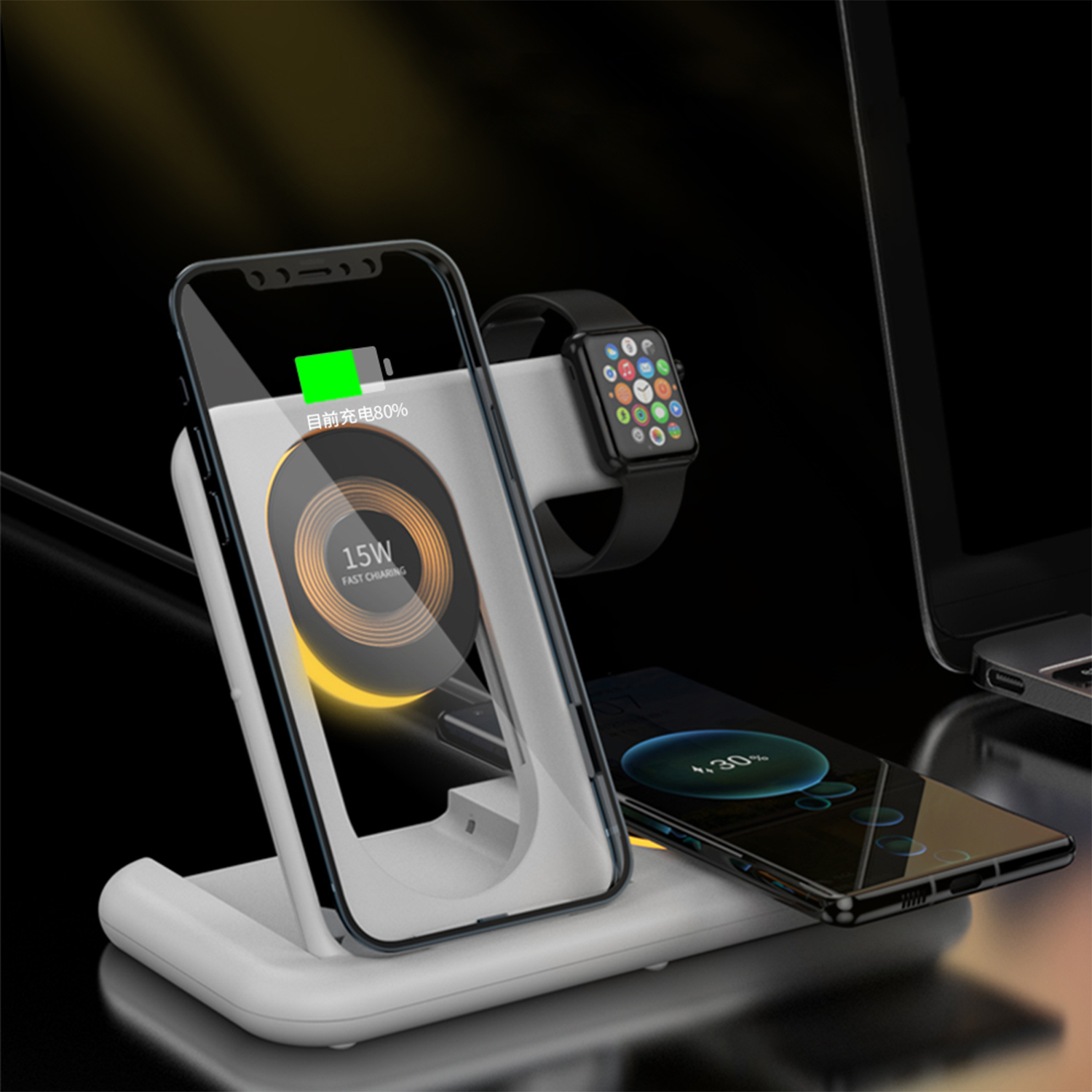 Stazione di ricarica wireless con telefono e orologio. Telefono mostra 80% carica, orologio mostra app.