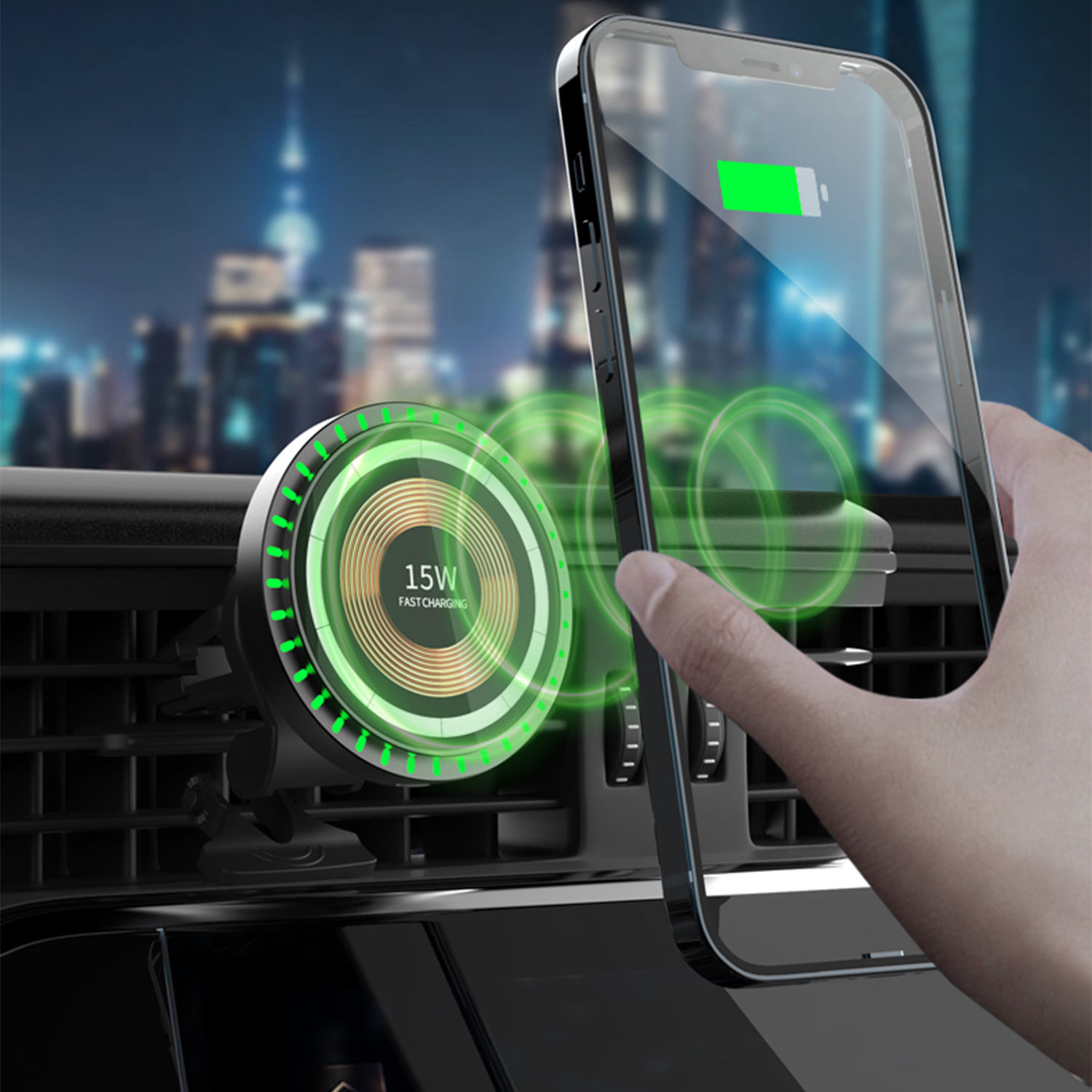 Un telefono si ricarica in modalità wireless in un'auto, con un indicatore di carica verde visibile.