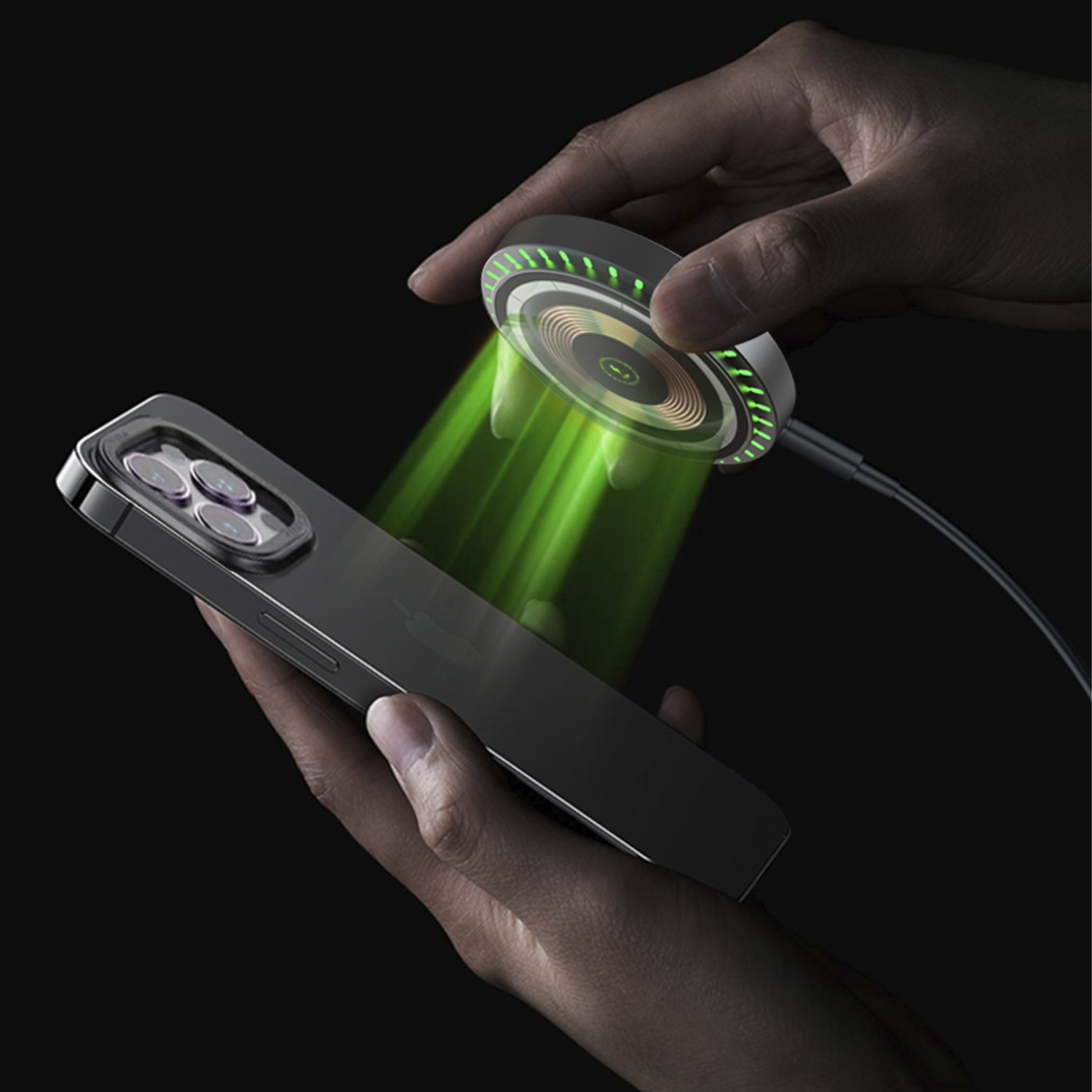 Mani che tengono un telefono con un dispositivo di ricarica che applica energia. Sul telefono sono visibili raggi di energia verdi.