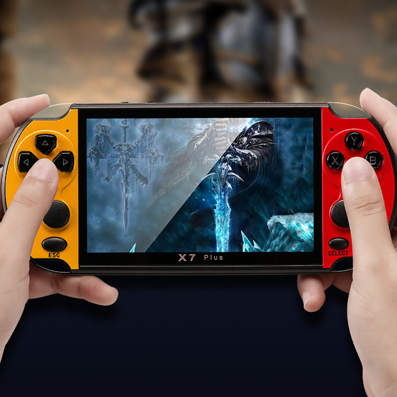 Una persona sosteniendo una consola de juegos portátil. La consola tiene lados amarillos y rojos y una pantalla que muestra un juego.
