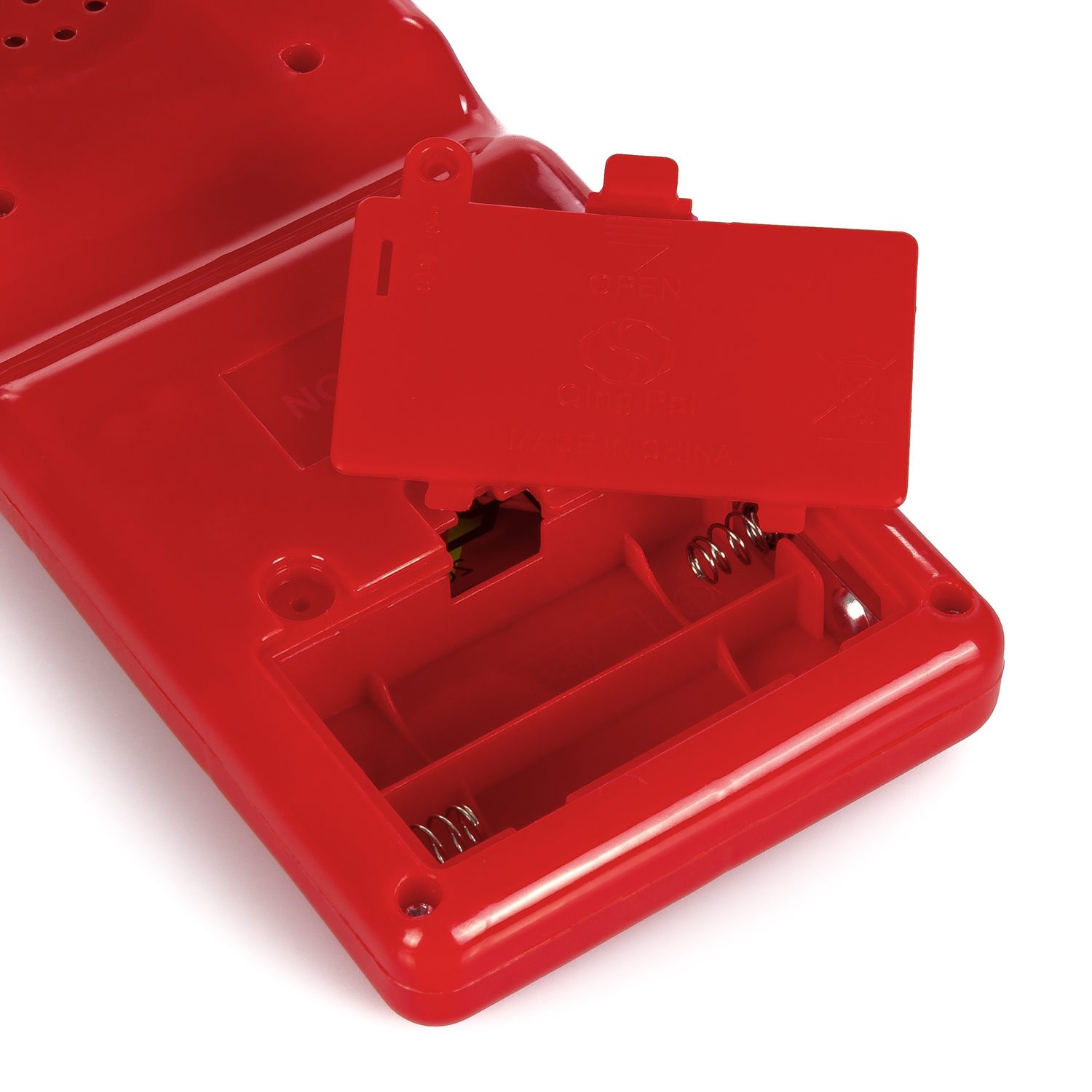 Vano batteria della console di gioco rosso aperto, che mostra gli slot.