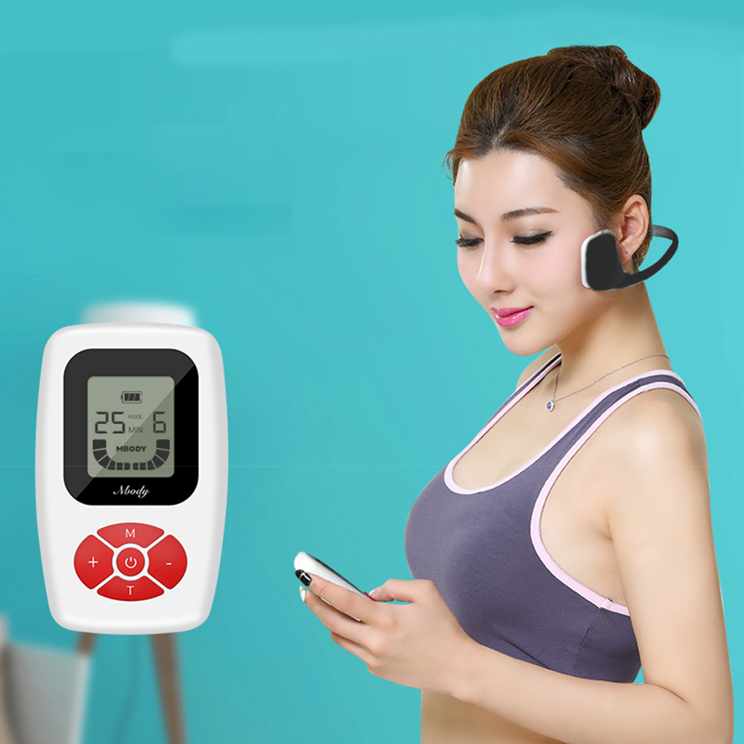 Donna che utilizza il dispositivo EMS. Dispositivo sul viso, telefono in mano.