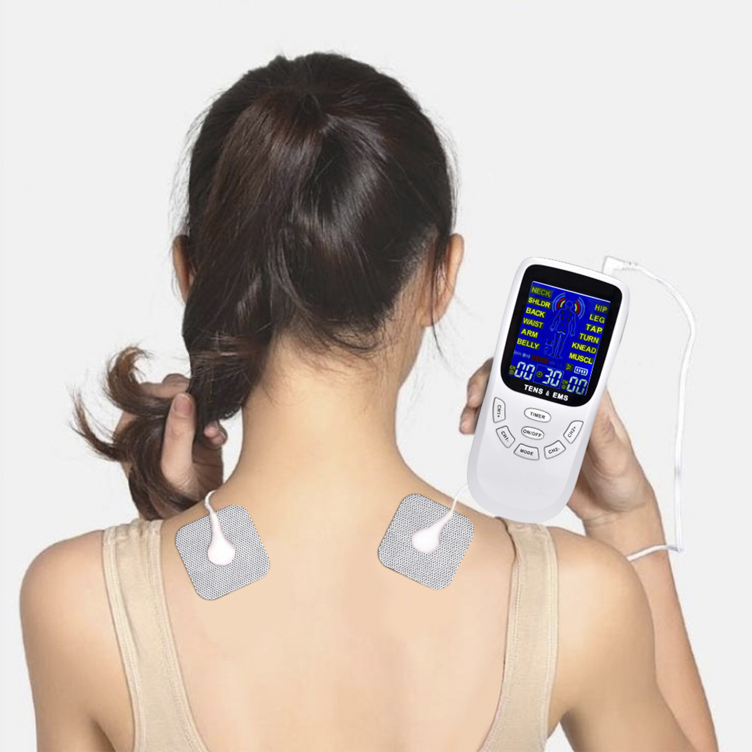 Espalda de mujer con dispositivo EMS conectado, dos almohadillas y pantalla.