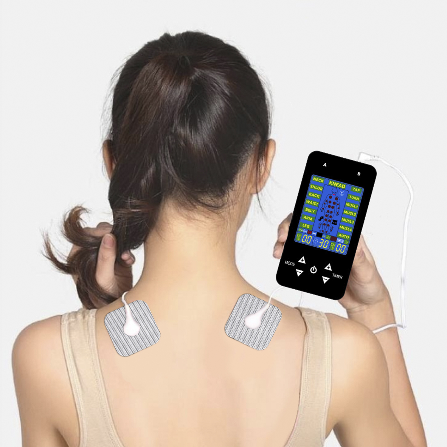 La schiena di una persona con elettrodi collegati, collegati a un dispositivo di controllo nero per la stimolazione muscolare.