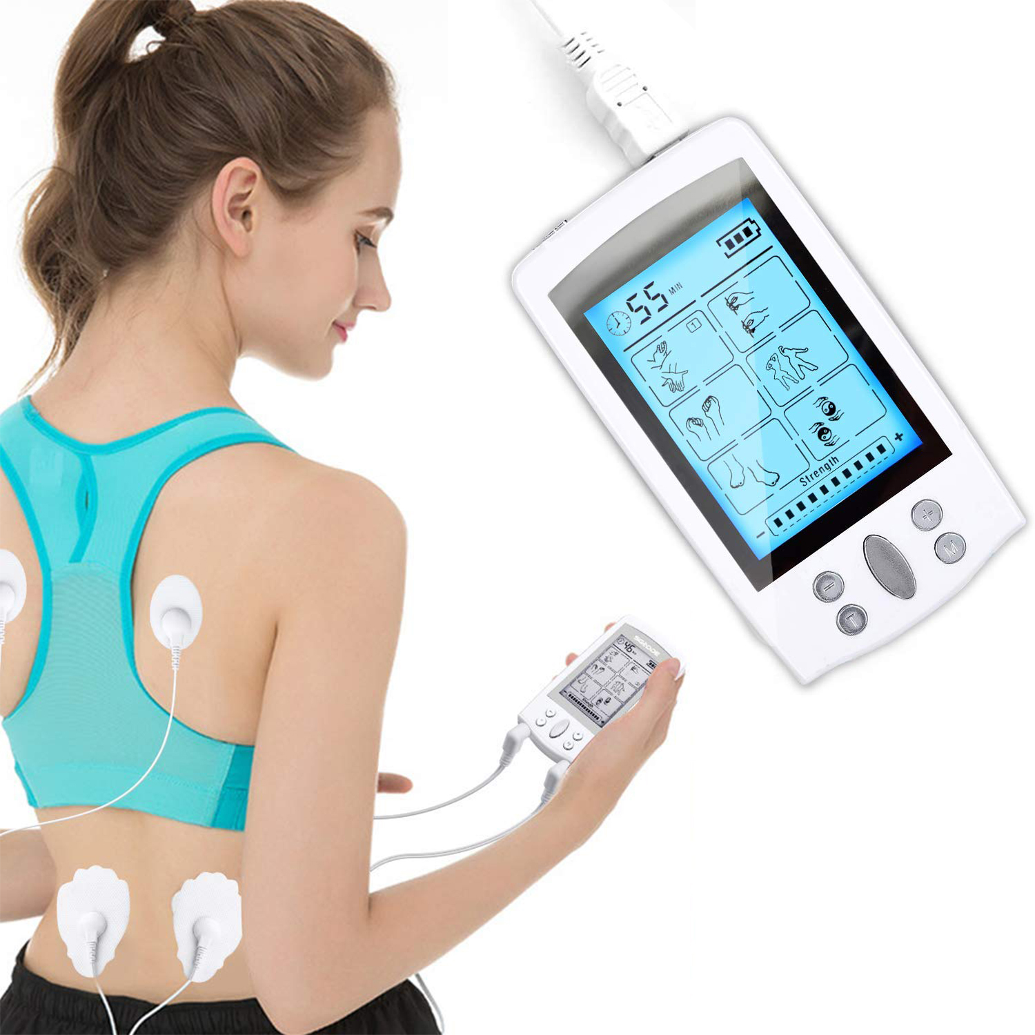 Frau mit blauem Sport-BH, die einen elektrischen Muskelstimulator verwendet. Gerät und Pads sind sichtbar.