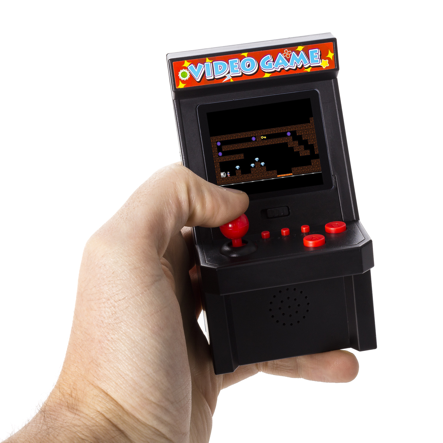 Mano che tiene un mini gioco arcade. Joystick e pulsanti rossi. Schermo di gioco visibile. Sfondo bianco.