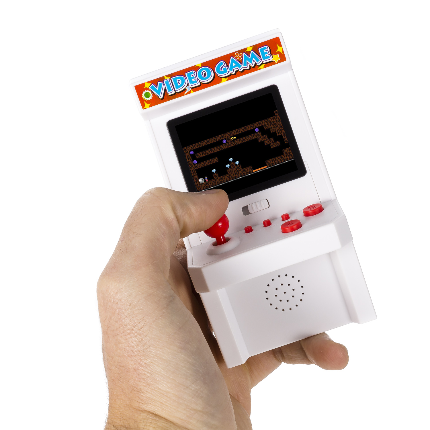 La mano di una persona che tiene un gioco arcade portatile bianco. Un gioco retrò è sullo schermo.