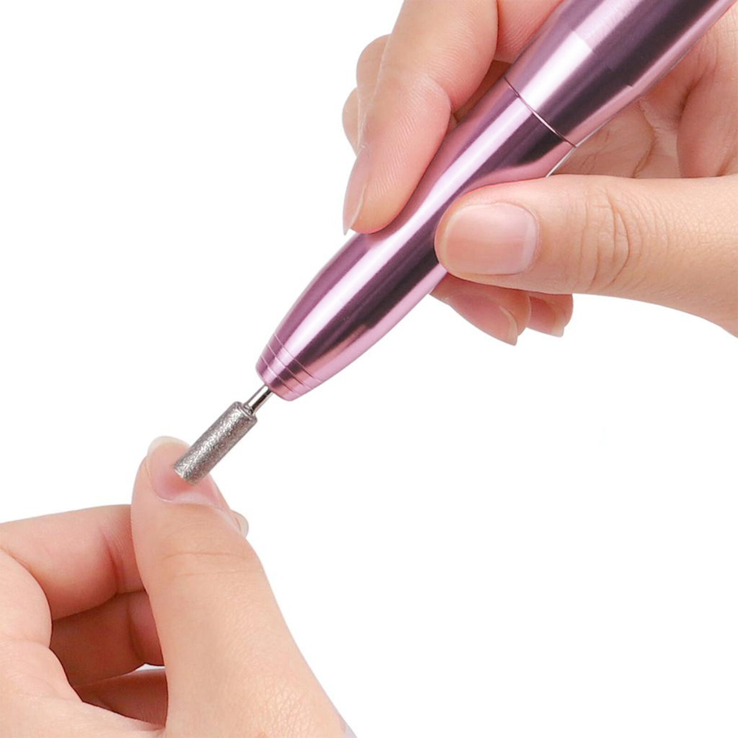 Una mano utiliza una lima de uñas eléctrica rosa en una uña.