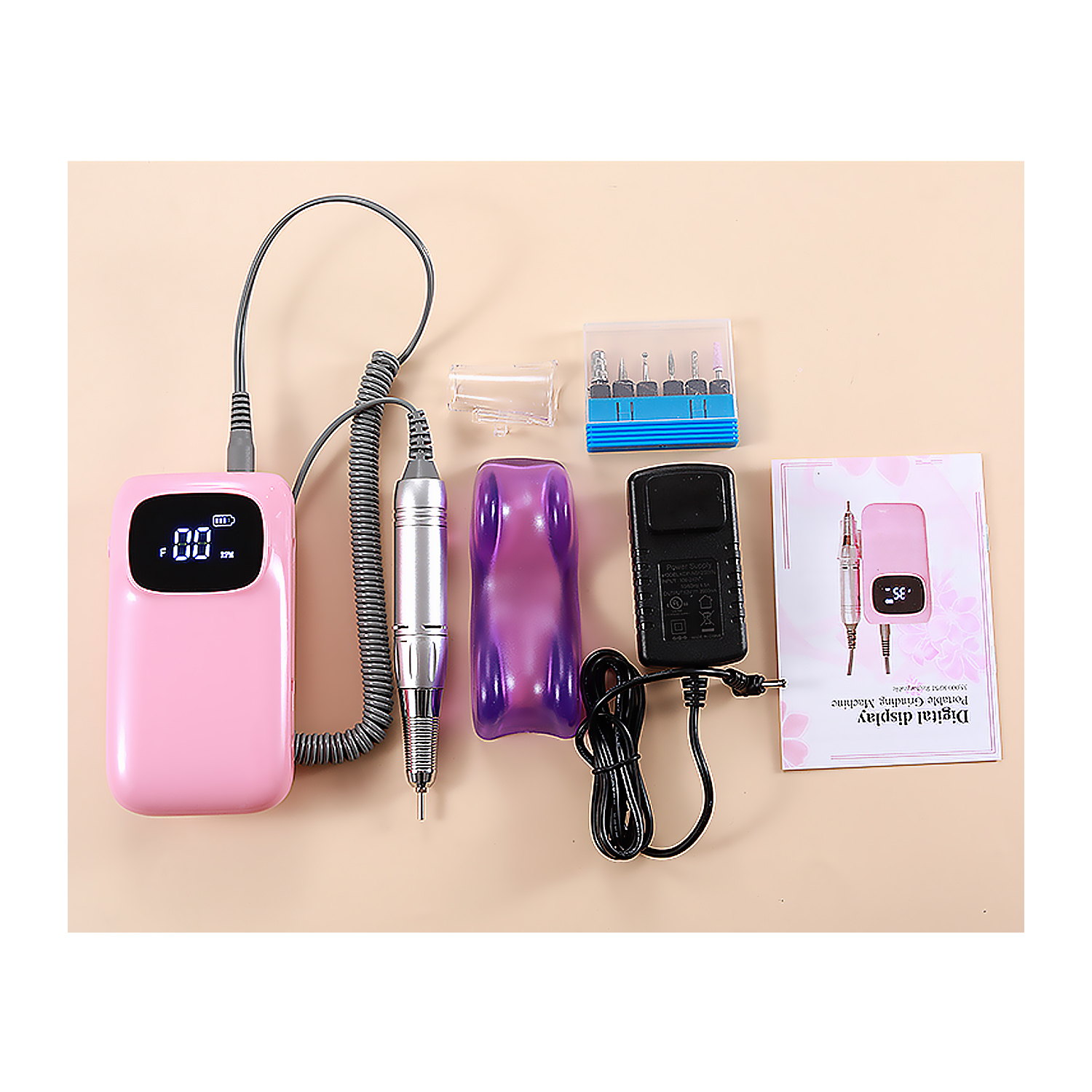 Trapano per unghie rosa con accessori. Include un adattatore di alimentazione e punte.