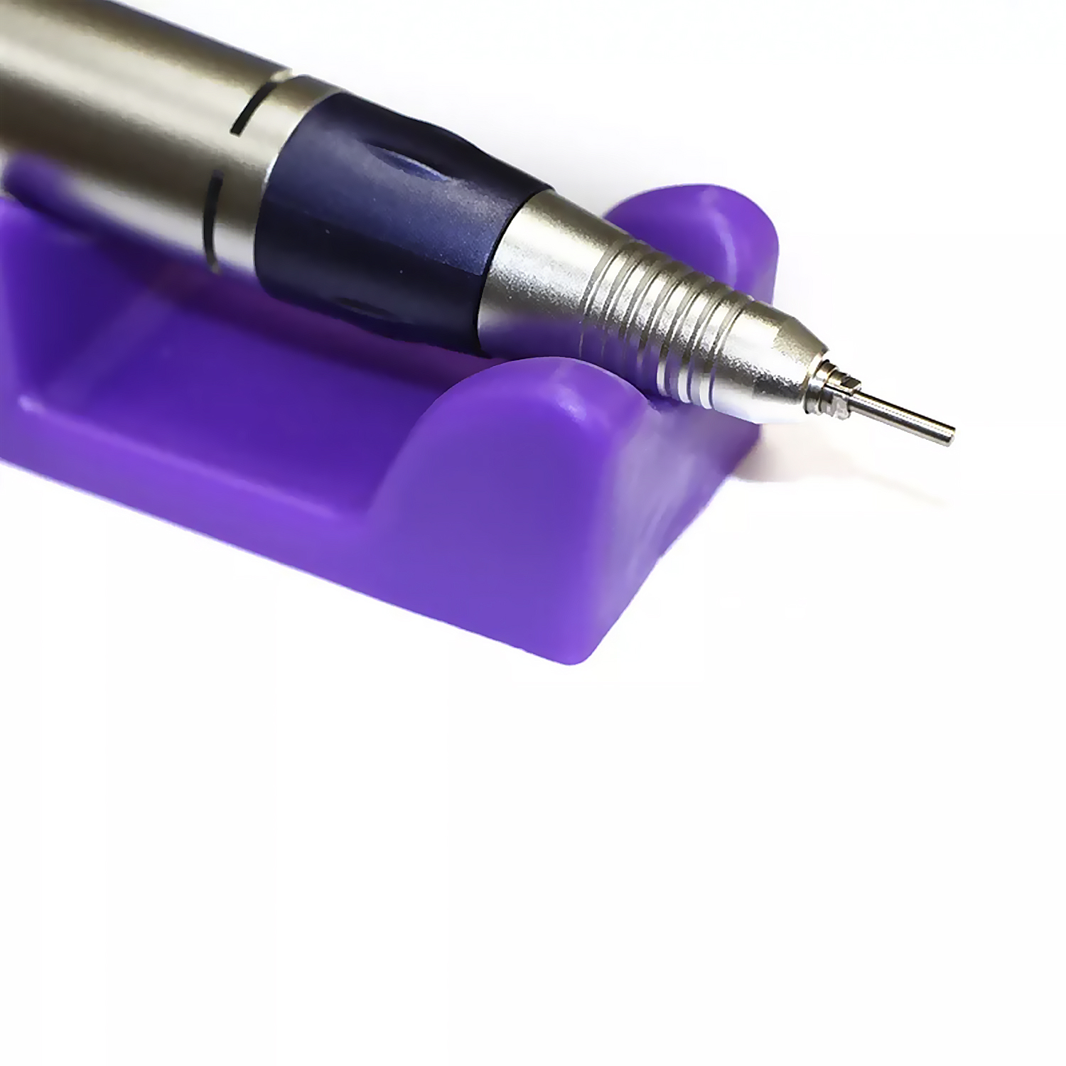 Trapano dentale in supporto viola, sfondo bianco.