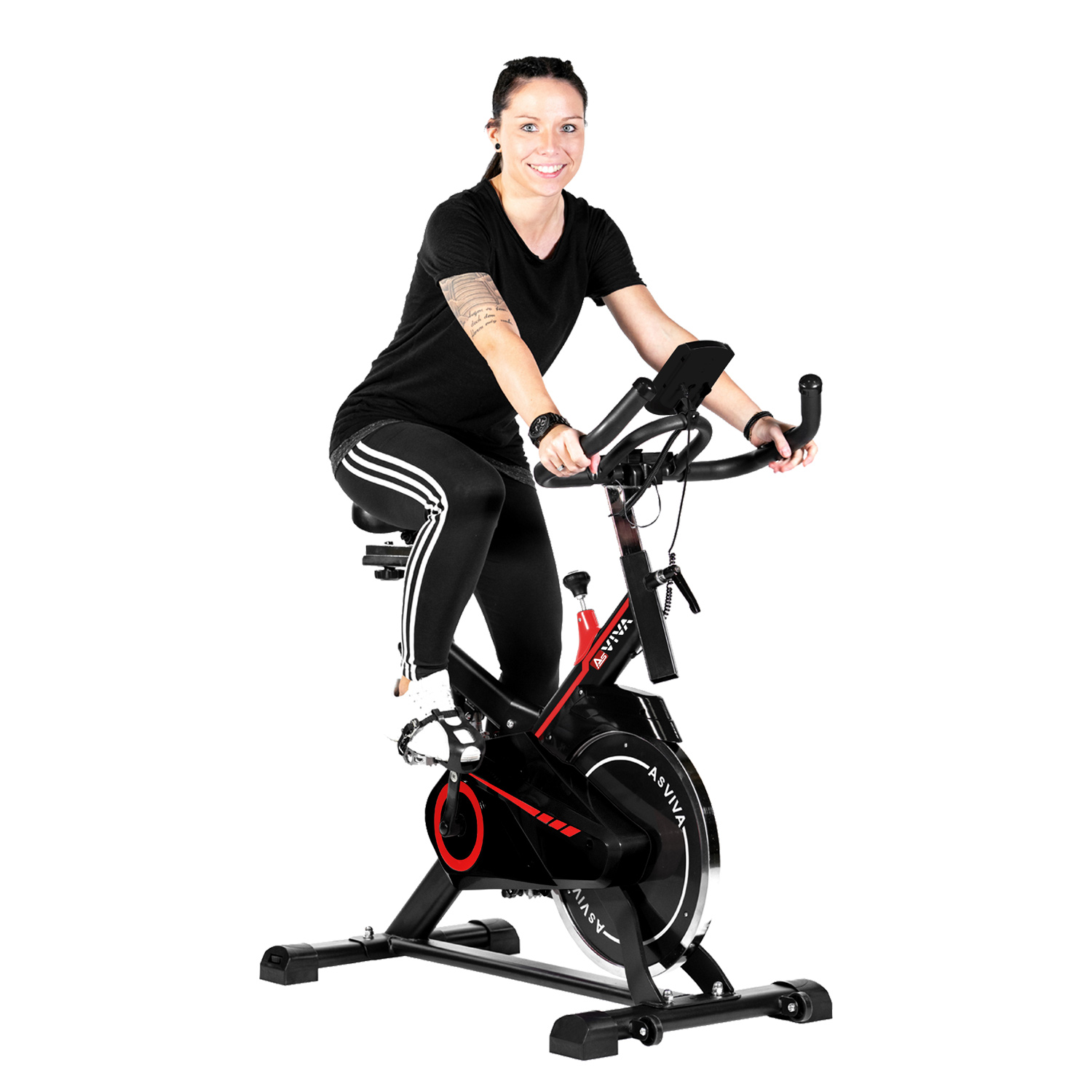 Frau auf einem Heimtrainer, lächelt in die Kamera. Schwarzes Outfit, weißer Hintergrund. Rotes und schwarzes Fahrrad.