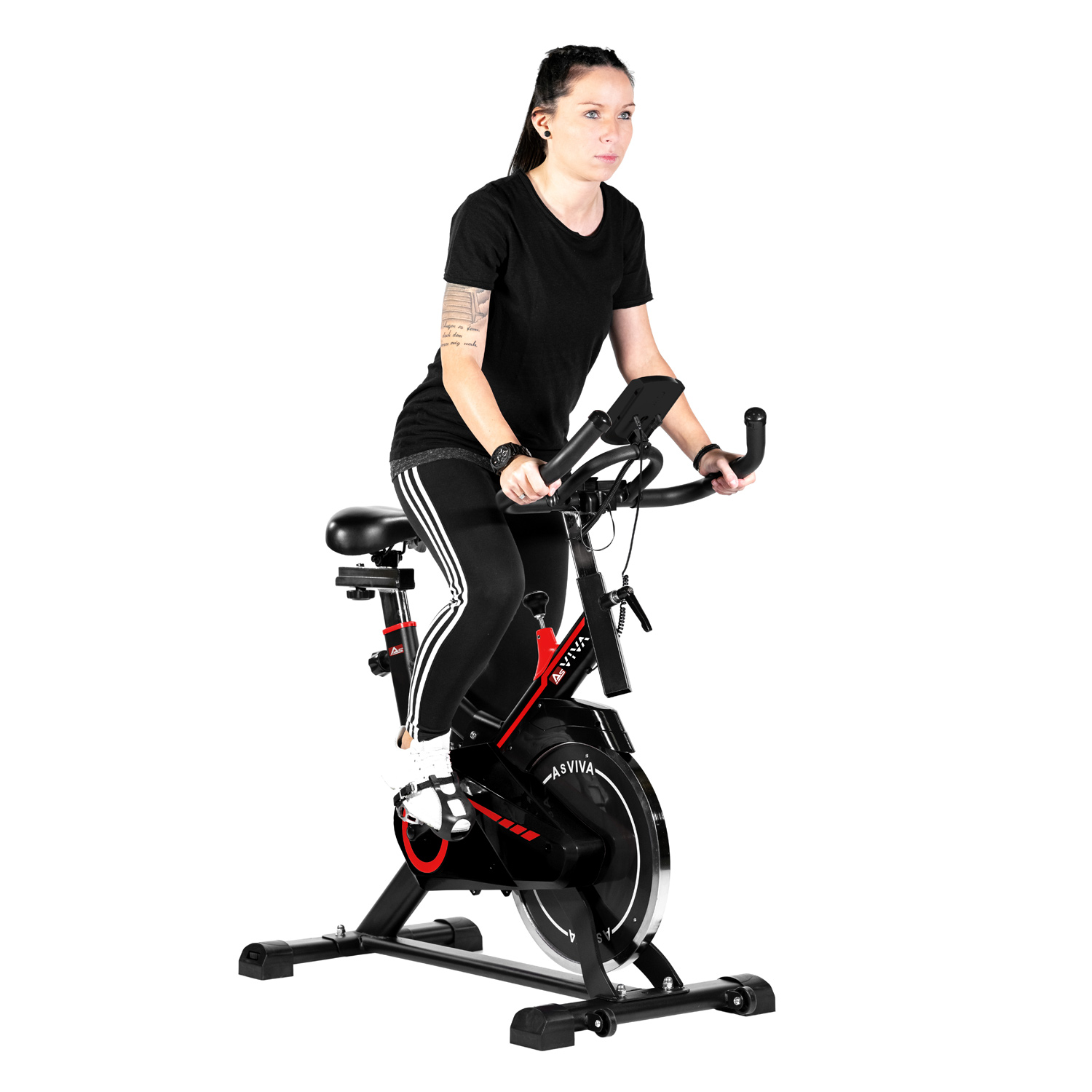 Eine Frau fährt in einem Studio auf einem stationären Trainingsfahrrad, weißer Hintergrund.