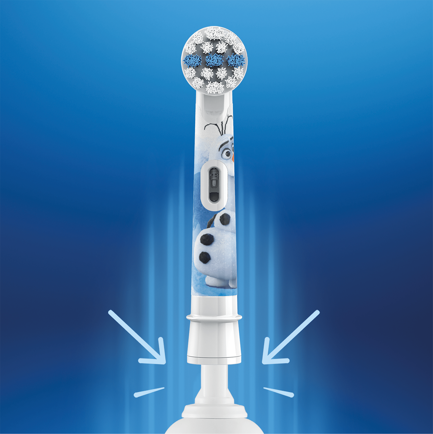 Cabezal de cepillo de dientes Oral-B con diseño de Olaf y flechas que señalan la base.