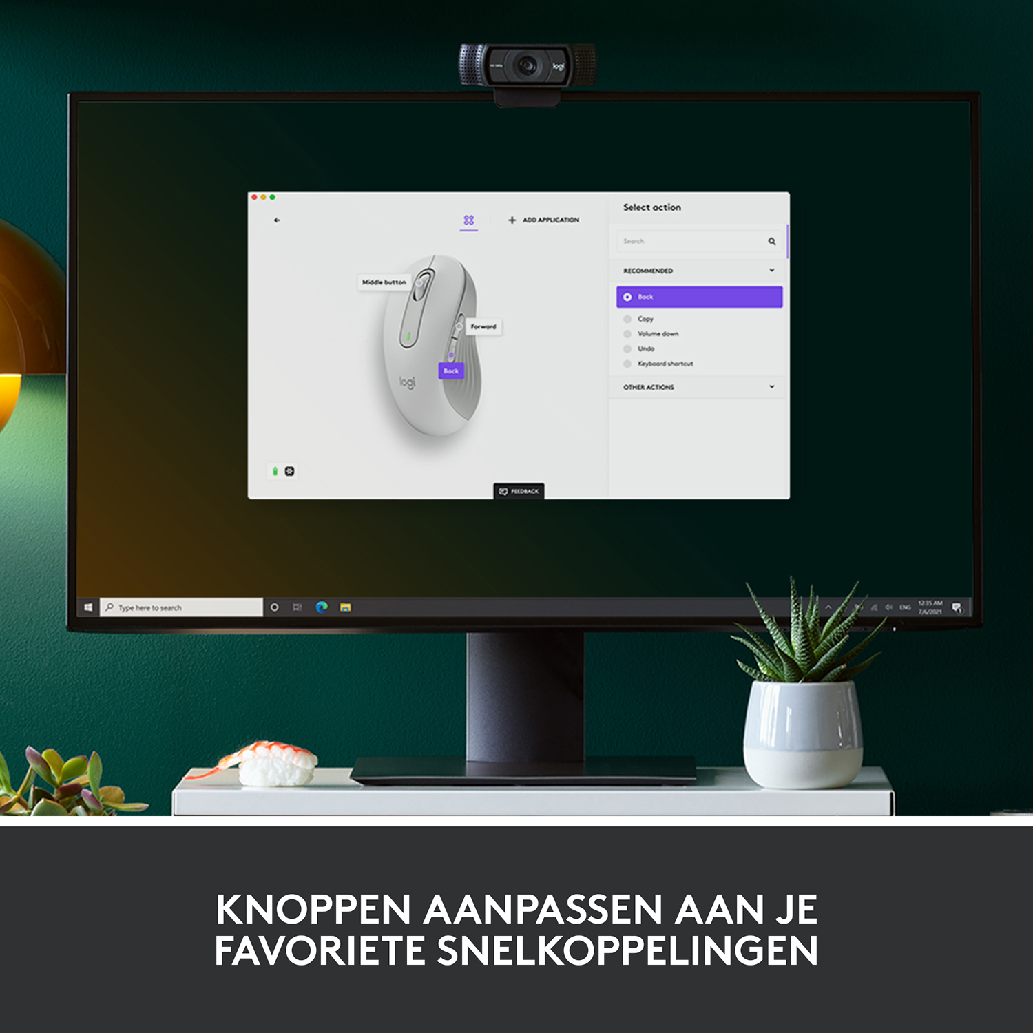 Monitor komputera z interfejsem sterowania myszą i kamerą internetową na górze, z rośliną.