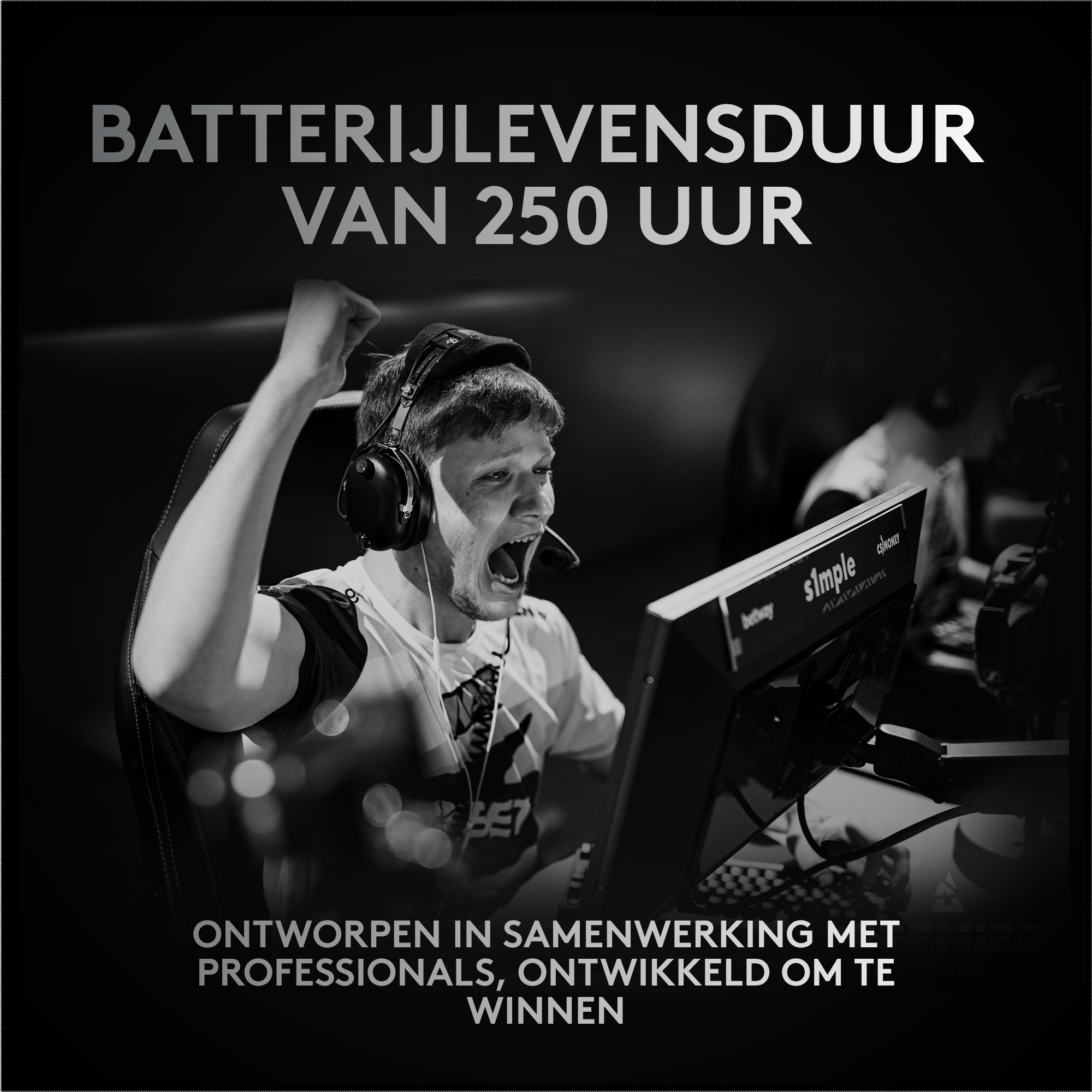 Mężczyzna w zestawie słuchawkowym świętujący przed komputerem z tekstem o 250 godzinach pracy na baterii.