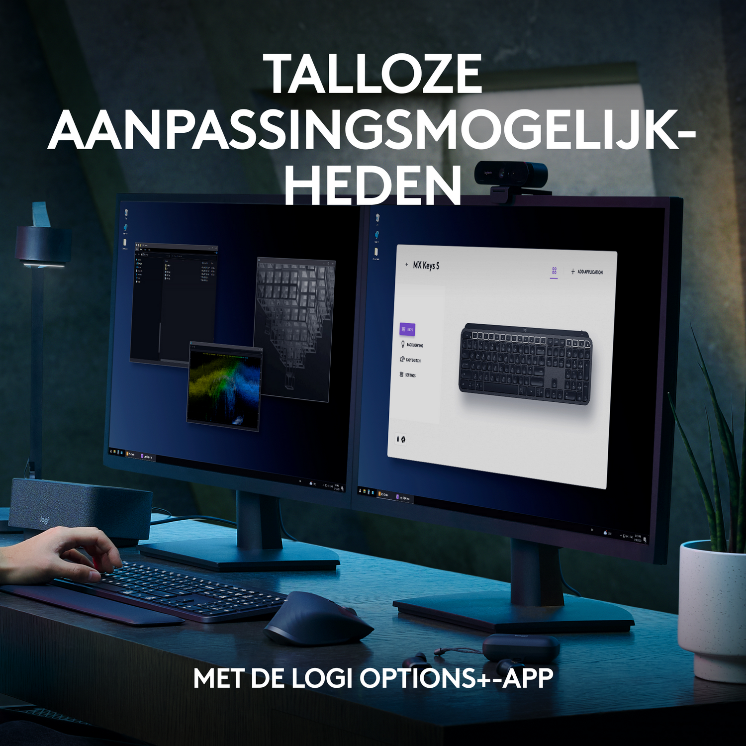 Dwa monitory komputerowe z klawiaturą i myszą przed nimi. Kamera internetowa na górze monitora.