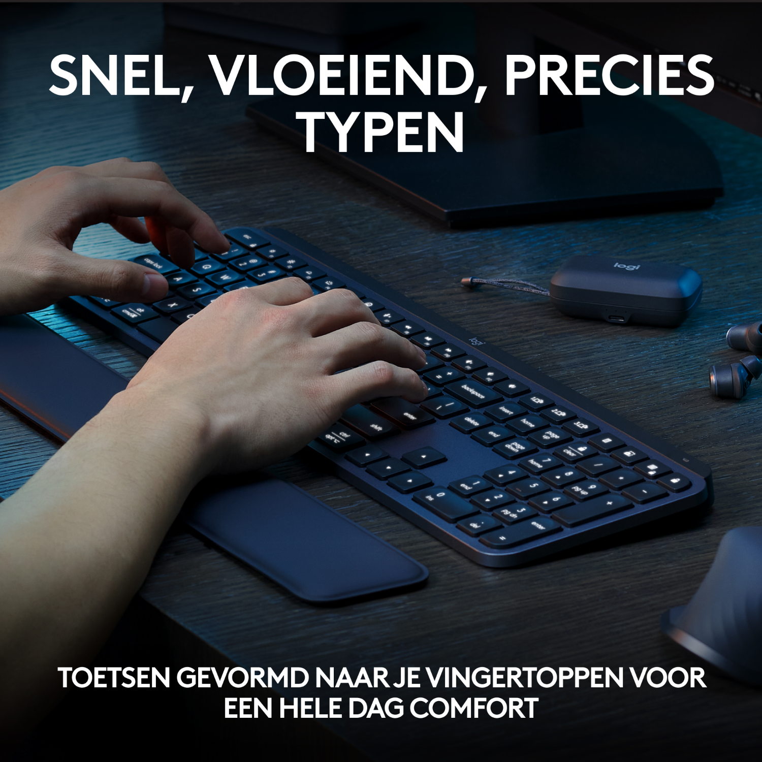 Hände tippen auf einer dunkelblauen Tastatur mit Handgelenkauflage. Text: Schnelles, flüssiges, präzises Tippen.
