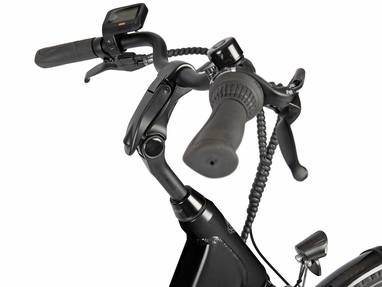 Nahaufnahme eines schwarzen E-Bike-Lenkers mit Bedienelementen, Display, Klingel und Rahmen auf weißem Grund.