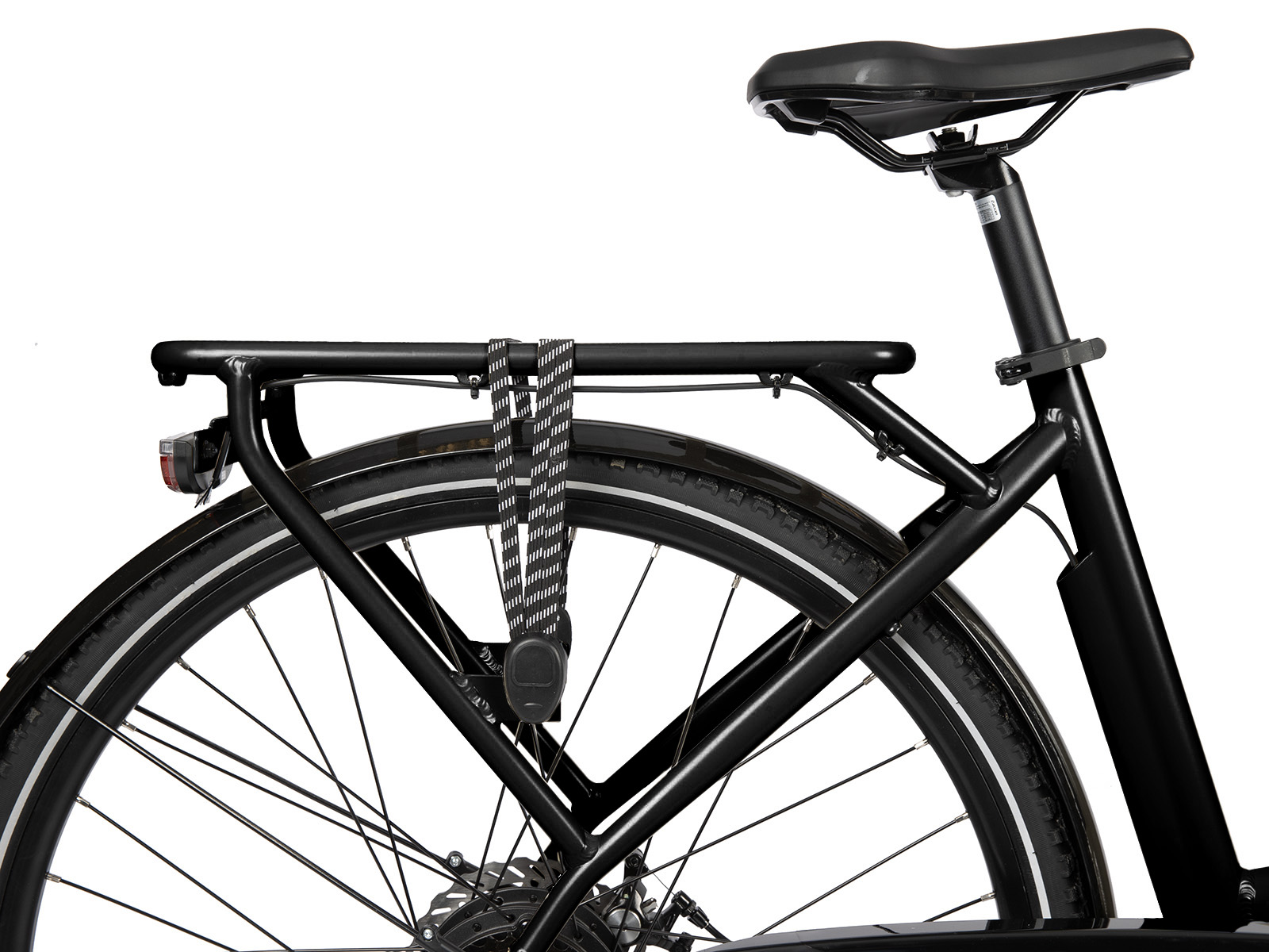 Ein schwarzes Fahrrad mit Gepäckträger und einem Bungee-Seil am Hinterrad.