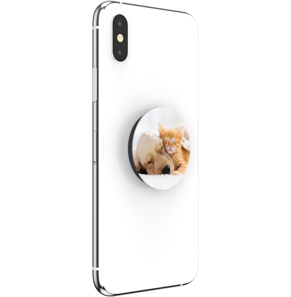 Weißes Telefon mit einem Pop-Socket mit einem Golden Retriever und einer Katze, die zusammen schlafen.