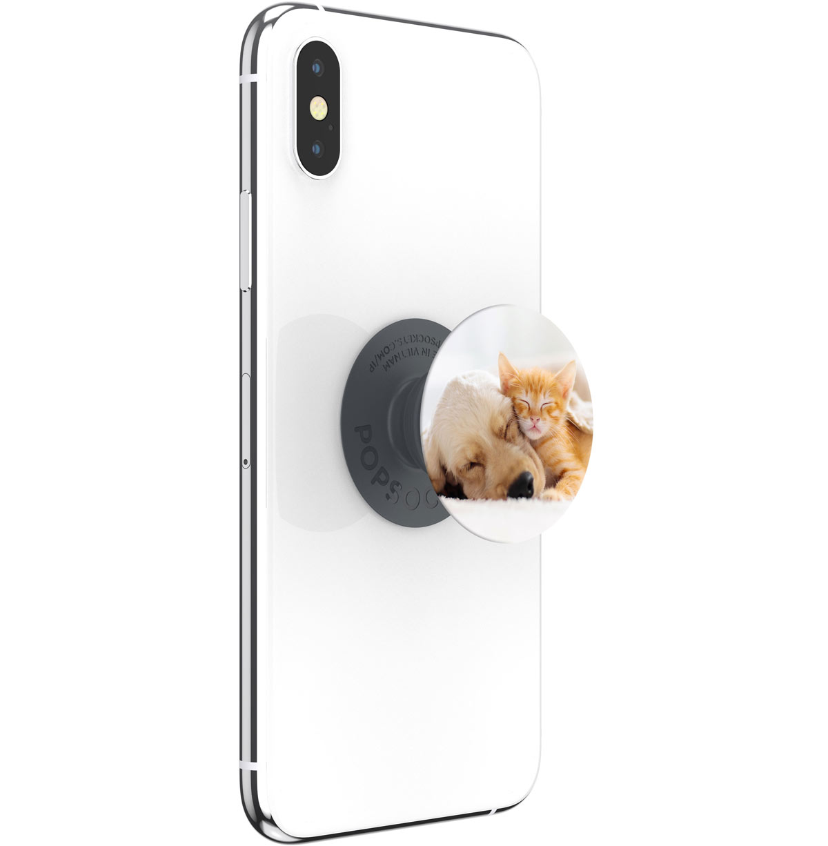 Smartphone mit Pop-Socket, das einen schlafenden Welpen und ein Kätzchen zeigt. Weißes Telefon.