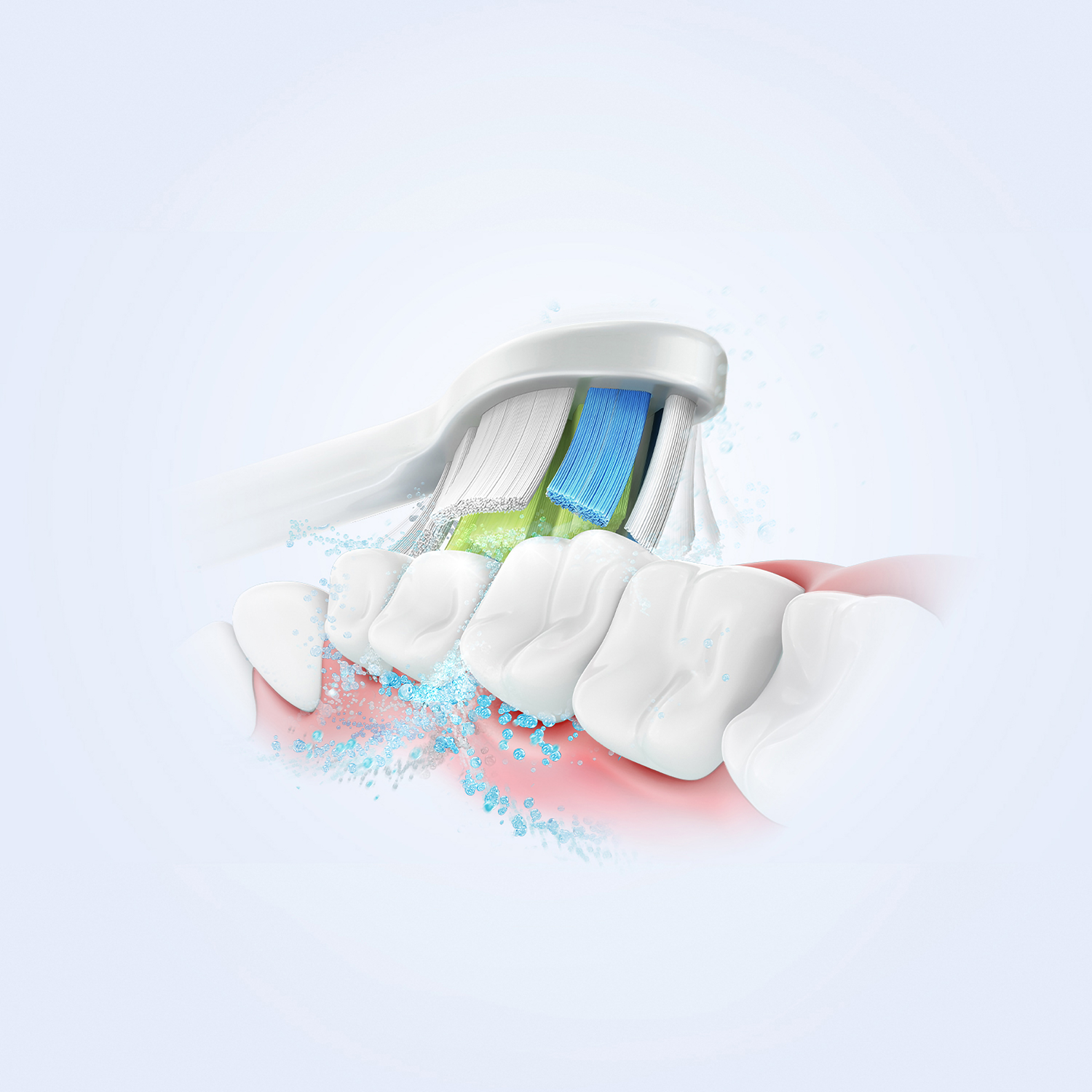 Zbliżenie szczoteczki do zębów czyszczącej zęby. Woda rozpryskuje się między zębami.