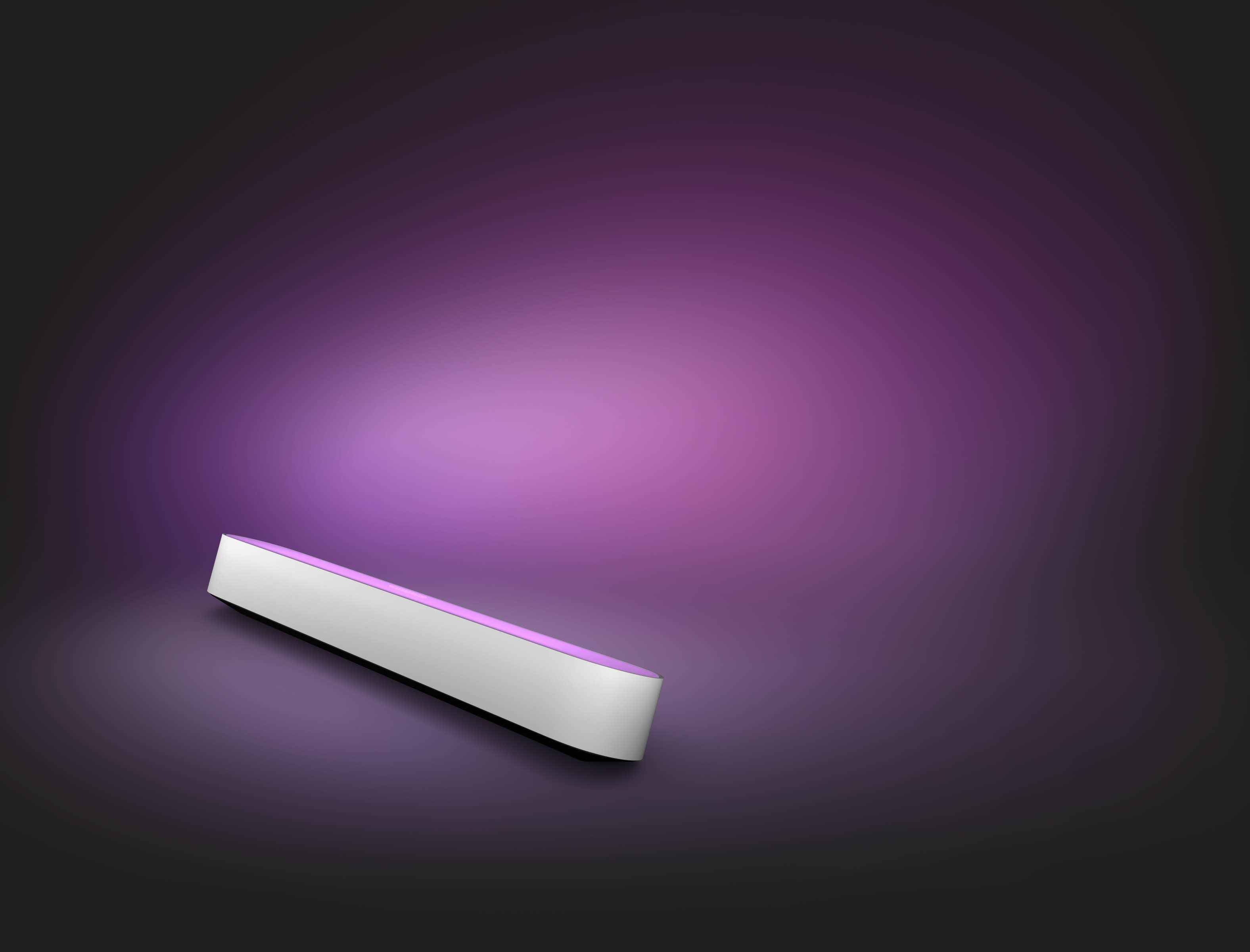 Biały i srebrny pasek świetlny na ciemnopurpurowym tle. Światło świeci miękką różową poświatą.