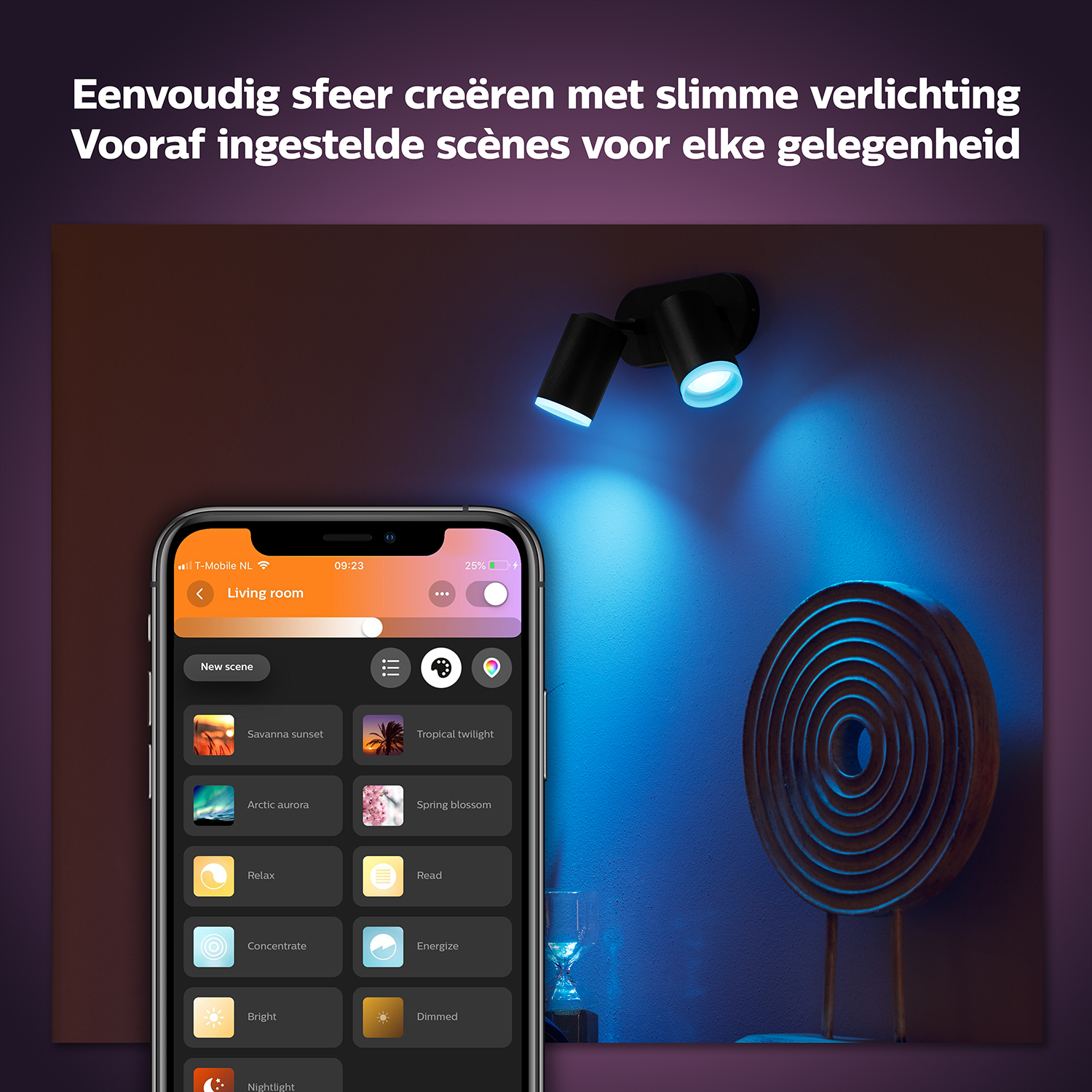 Sahneleri gösteren bir telefon, siyah ışıklar ve ahşap bir heykel ile akıllı aydınlatma kurulumu.