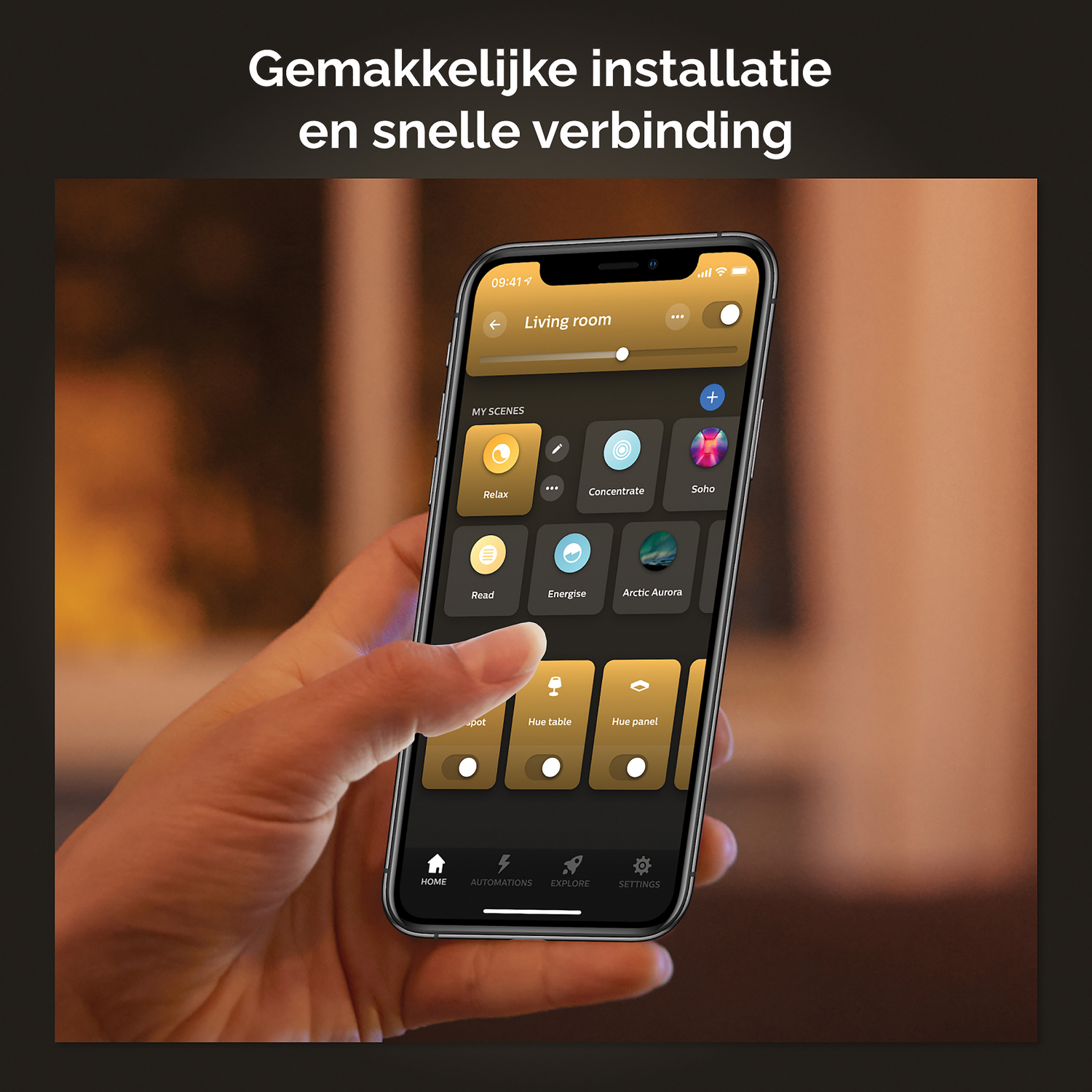 Une main tenant un téléphone affichant une interface d'application pour contrôler les lumières intelligentes.