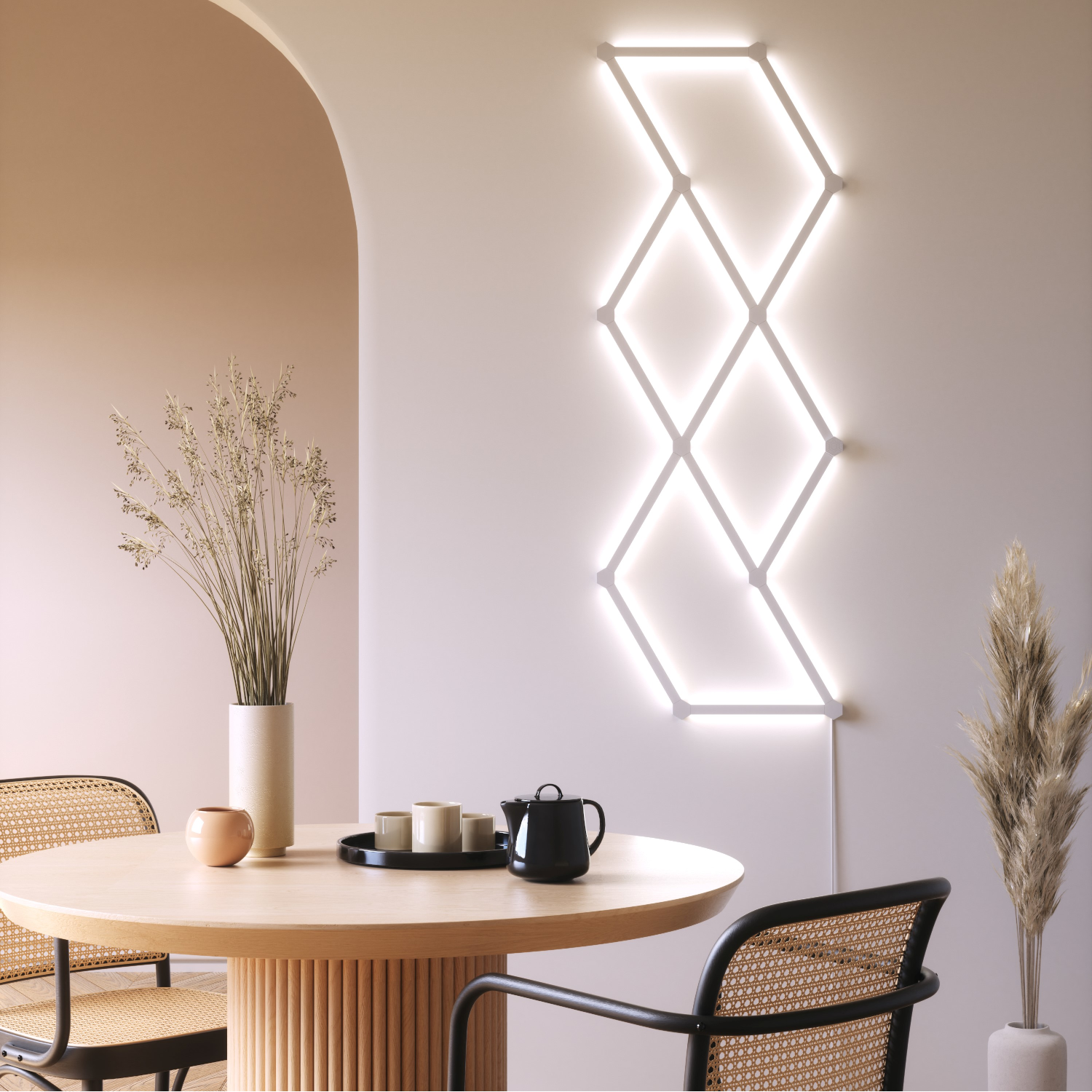 Soggiorno moderno con un'apparecchio di illuminazione geometrico sulla parete. Tavolo con teiera.
