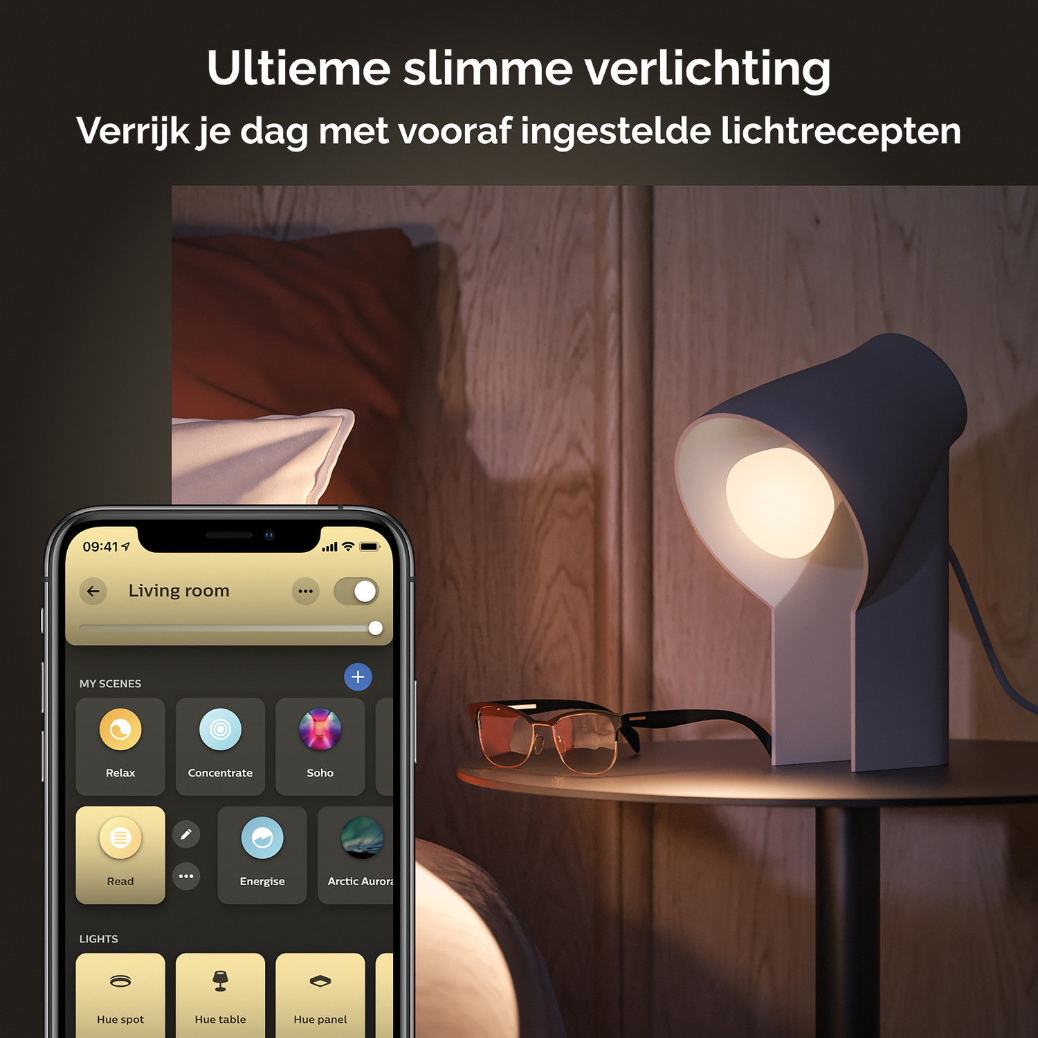 Un smartphone affiche une lampe de table intelligente. Une paire de lunettes est sur la table. Pièce sombre.