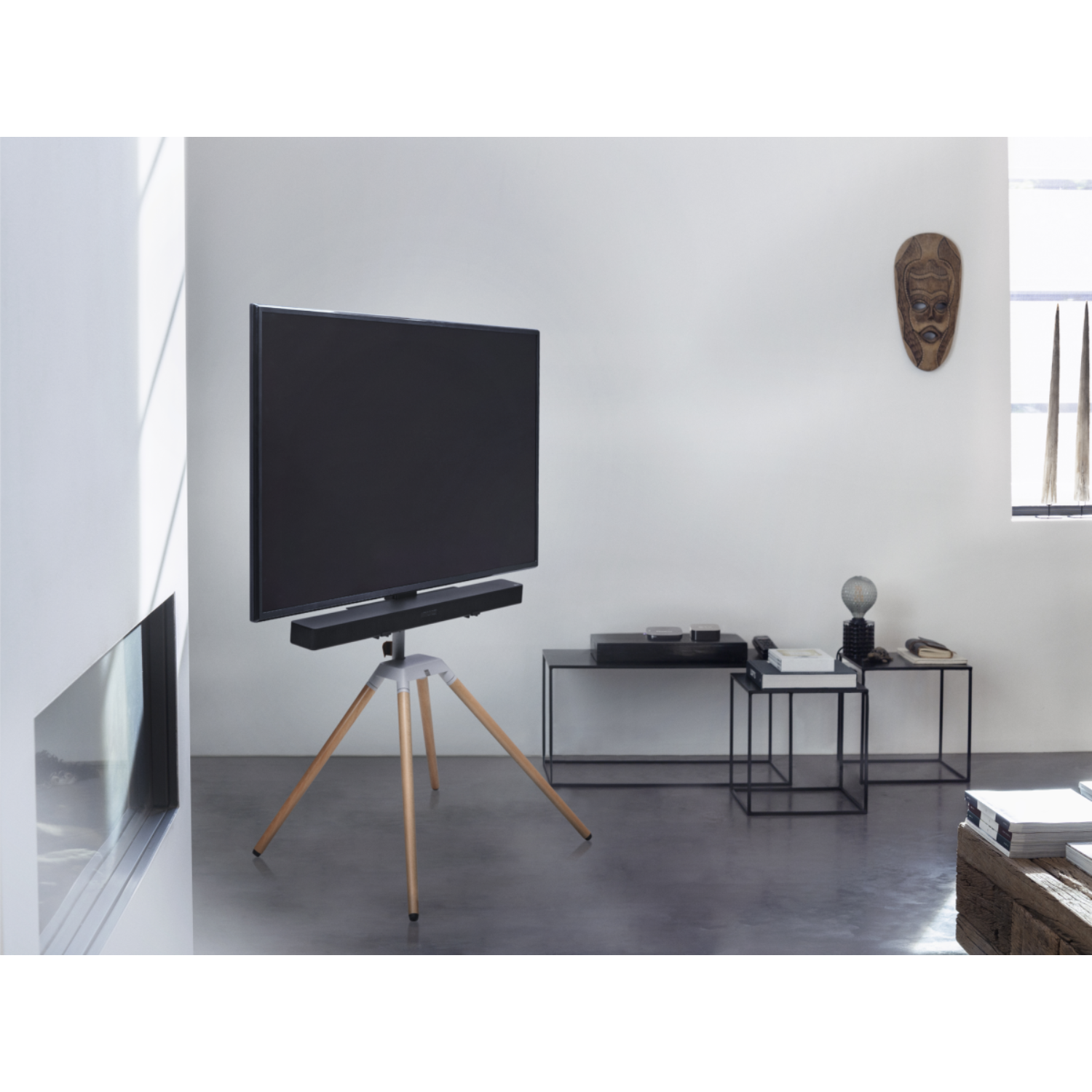 Een tv-standaard met een tv, met een witte achtergrond van de kamer en decoraties.