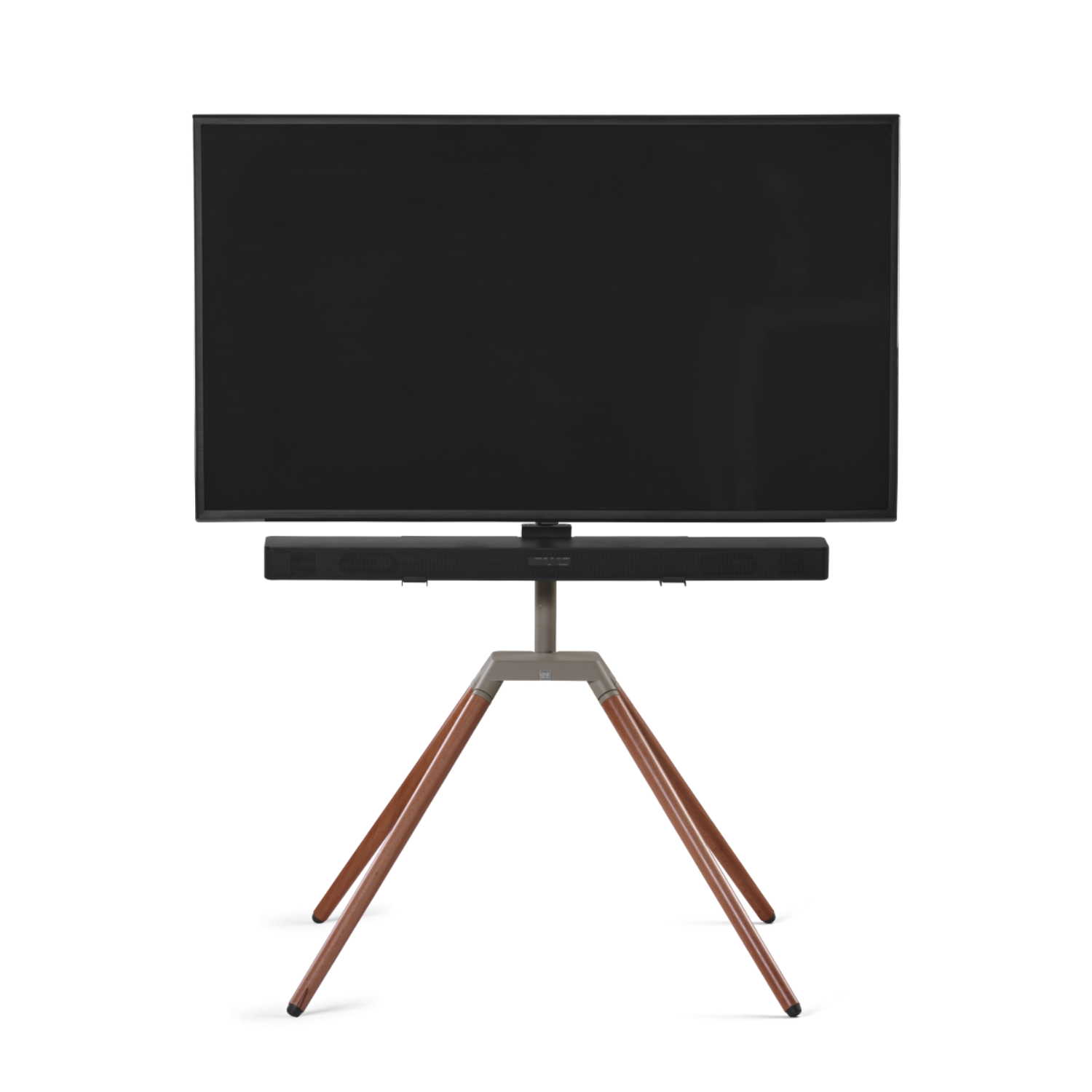 Ein schwarzer Fernseher mit einer Soundbar auf einem braunen und silbernen Stativ vor schwarzem Hintergrund.