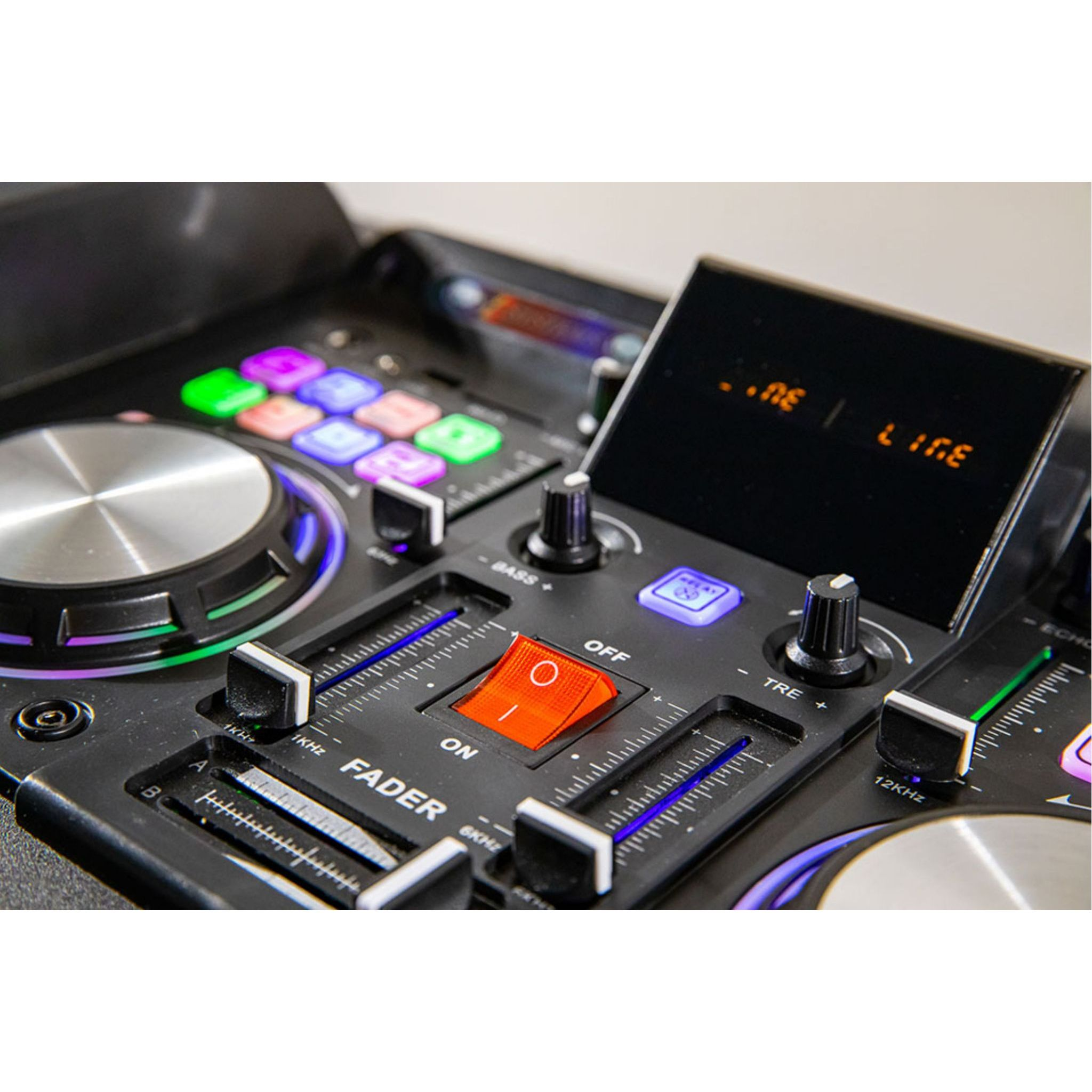 Primo piano di un'attrezzatura da DJ con un interruttore 'ON' arancione, fader e un display.