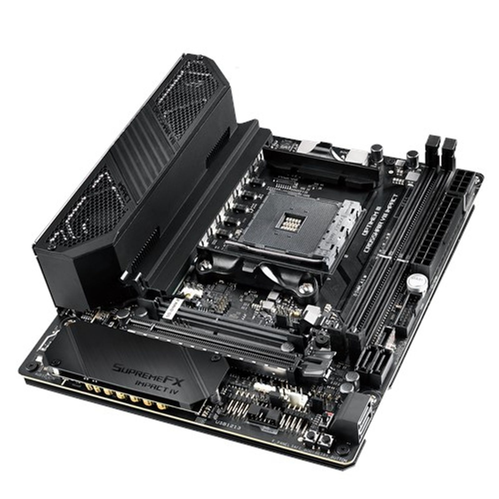 Schwarzes Computer-Motherboard mit verschiedenen Komponenten vor weißem Hintergrund.