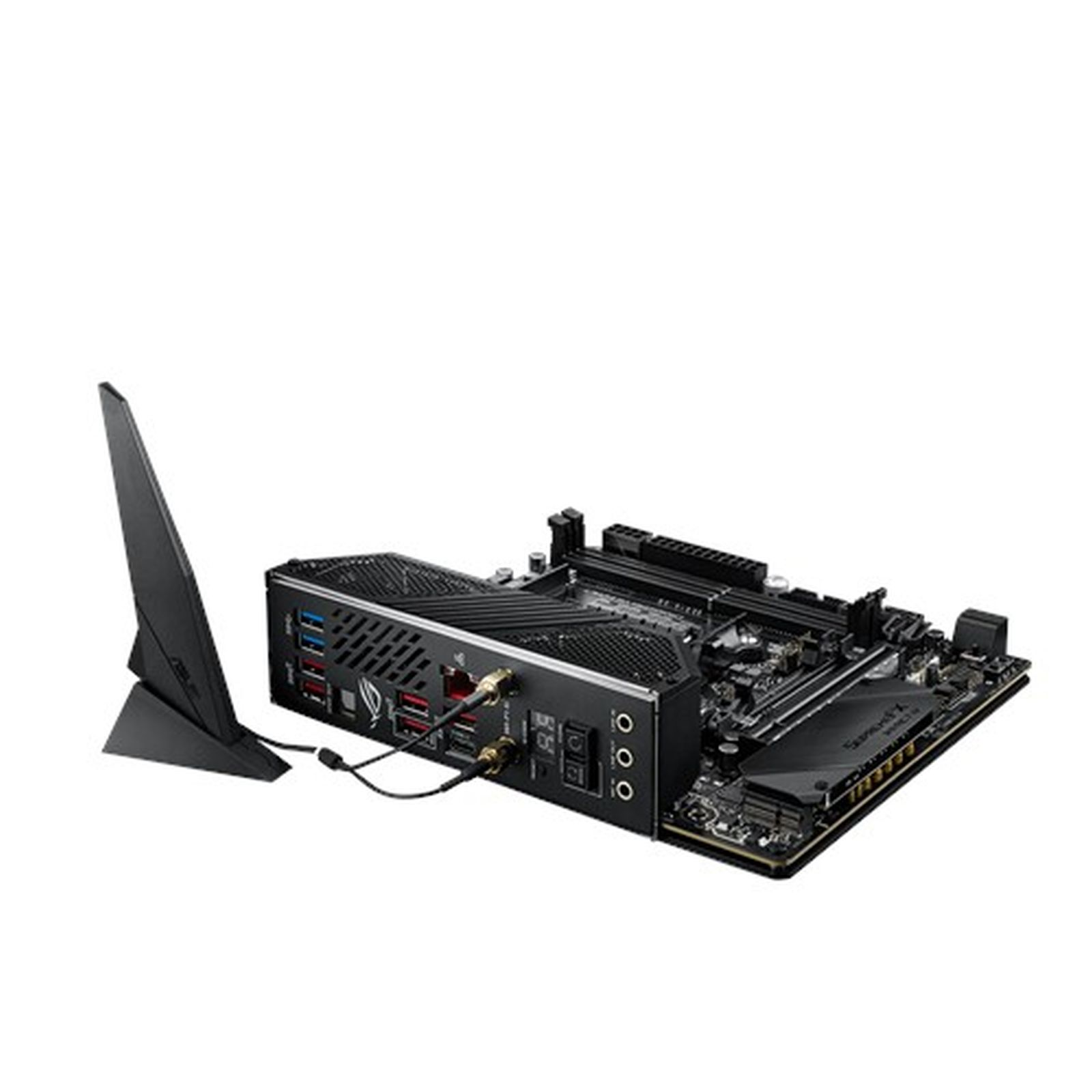 Motherboard mit schwarzem Kühlkörper und Antenne. Komponenten sind schwarz und silber. Weißer Hintergrund.