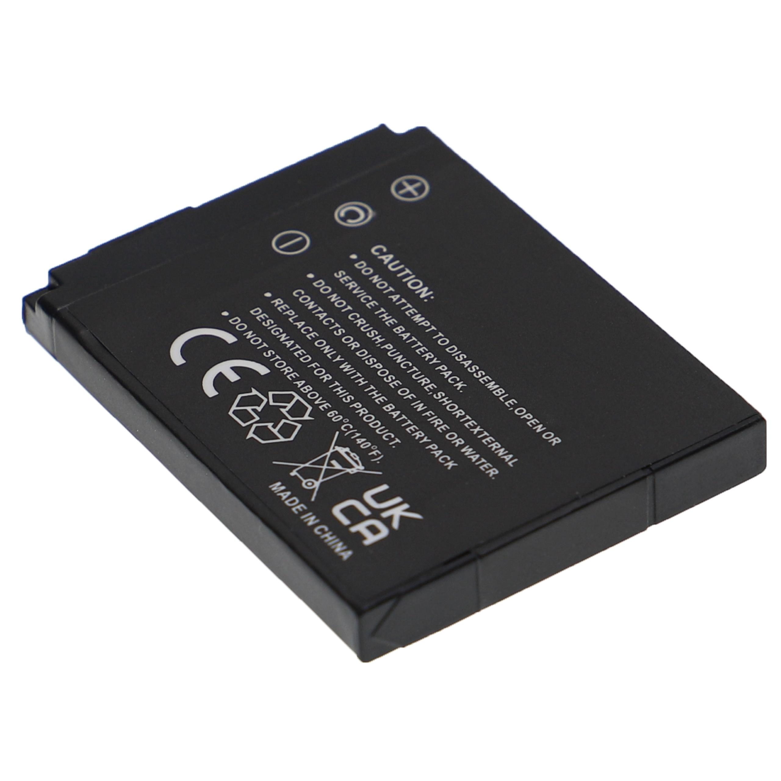 Eine schwarze Batterie mit Vorsichtshinweisen liegt auf einer weißen Oberfläche. Die Batterie hat ein CE-Zeichen und Recycling-Symbole.