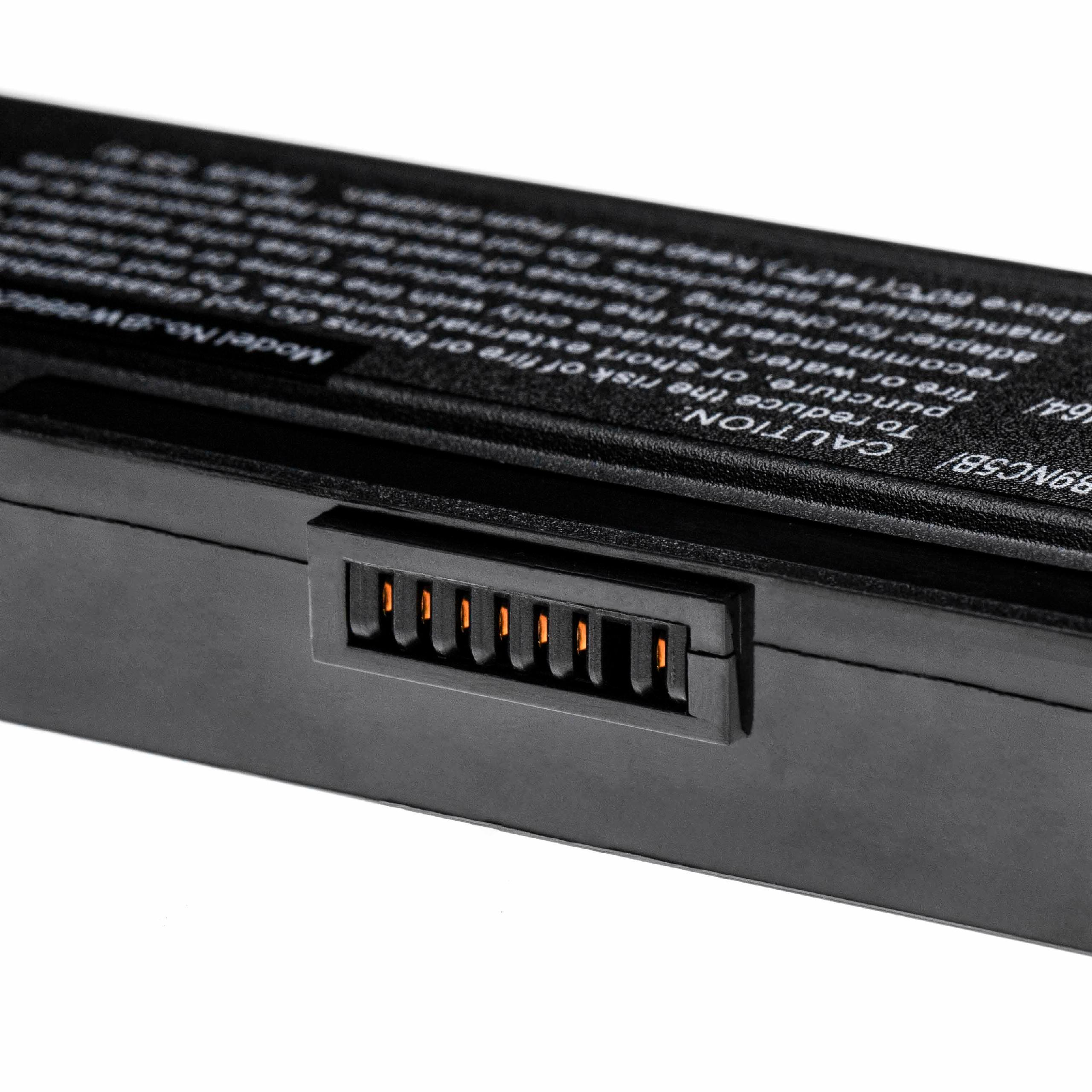 Nahaufnahme einer schwarzen Batterie, die die Steckerstifte und das Warnschild zeigt.