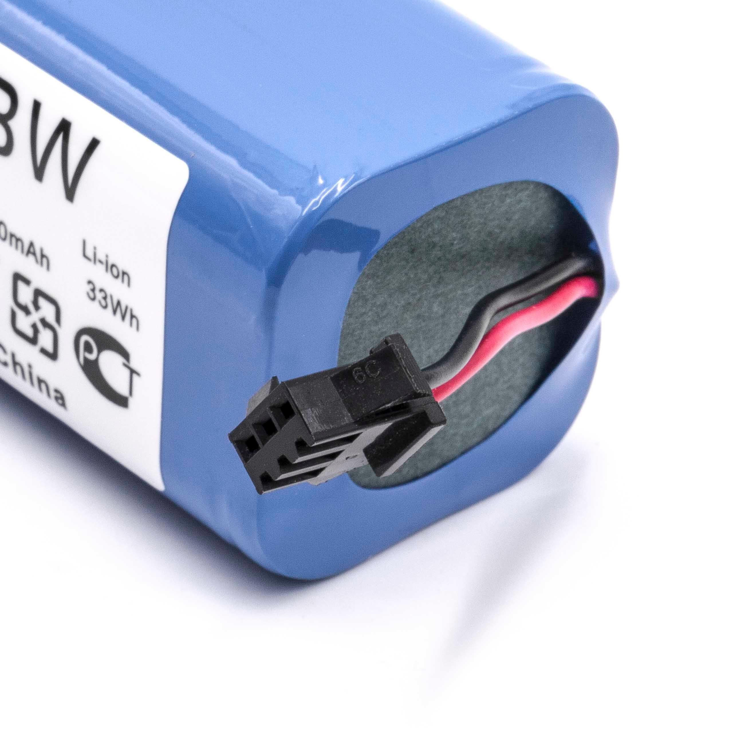 Eine blaue Batterie mit schwarzem Stecker und Drähten, isoliert auf weißem Untergrund.