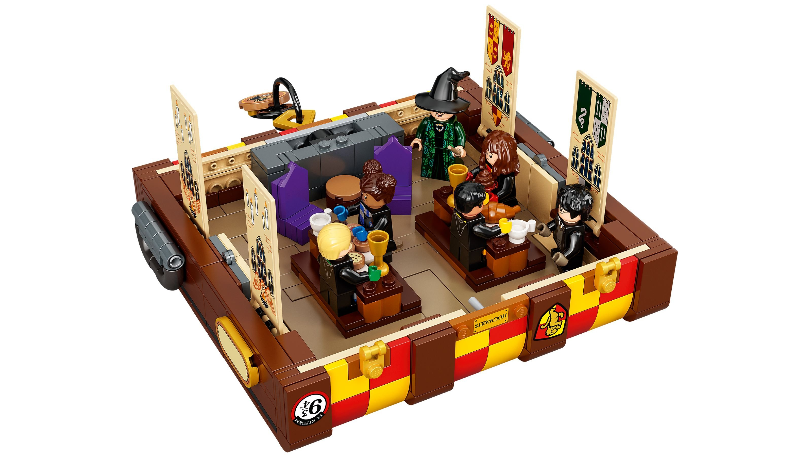 Lego-Set, das eine Szene aus Harry Potter darstellt. Figuren sitzen an Tischen. Dekorationen umfassen Banner und Schilde. Das Set ist ein Abteil.