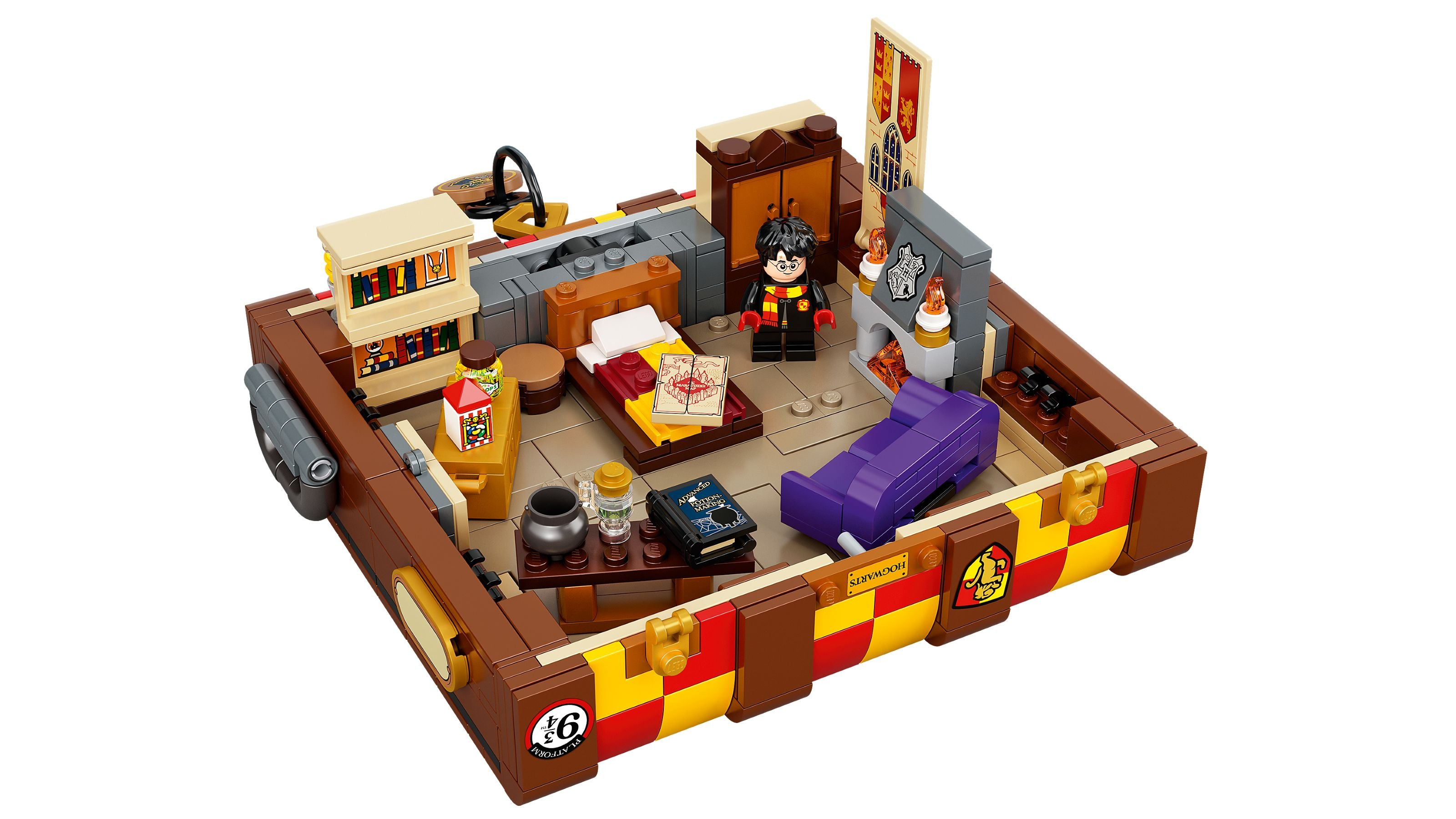 LEGO Harry Potter Set. Enthält ein Zimmer mit Bett, Schreibtisch mit Büchern, Kamin und einer Harry Potter Figur.