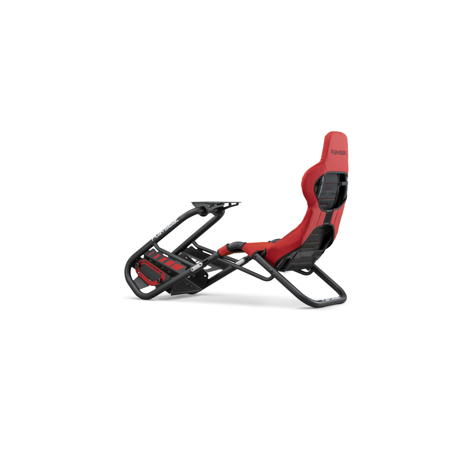 Chaise de course rouge et noire avec un fond blanc.