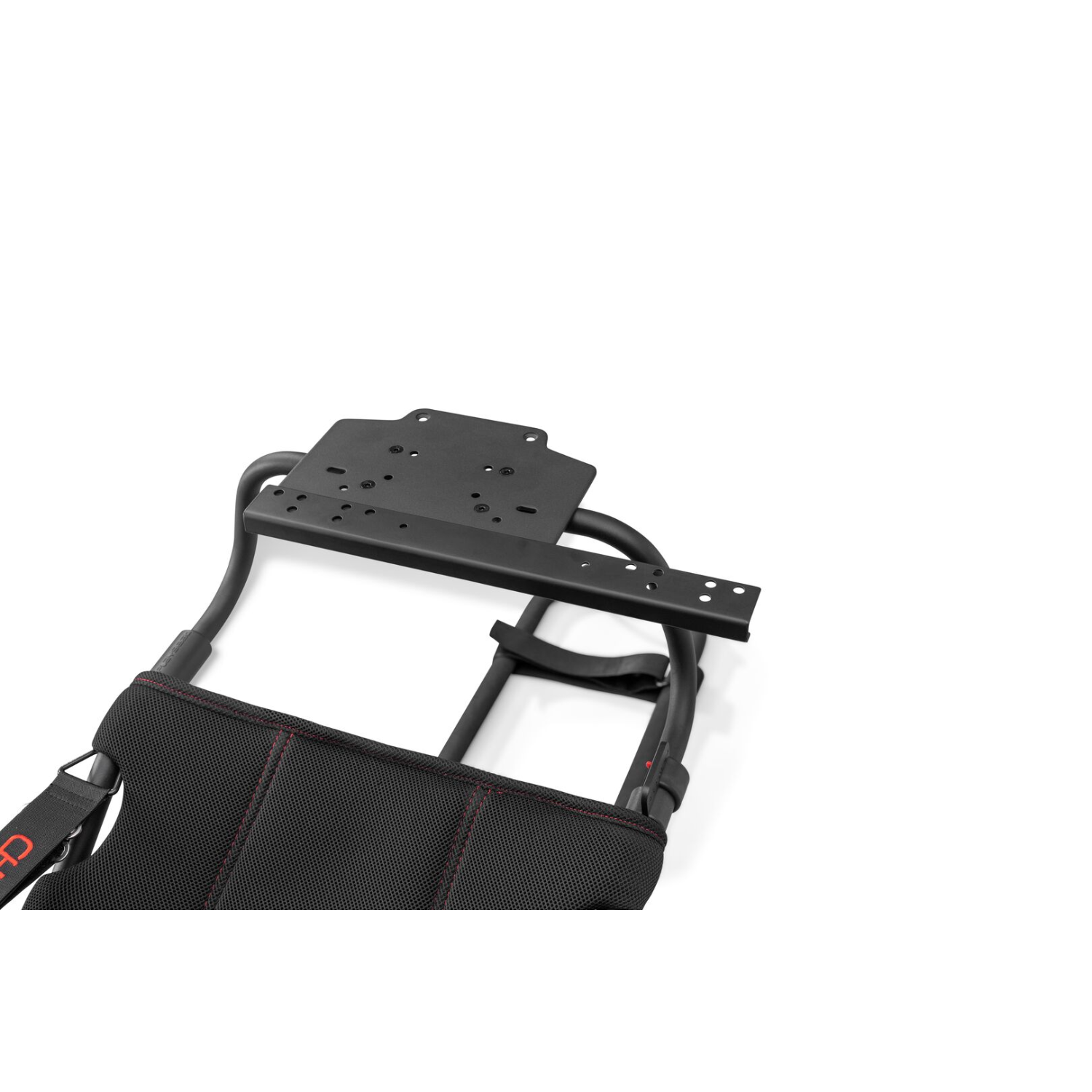 Telaio del sedile da gioco nero con cuciture rosse. Sfondo bianco.