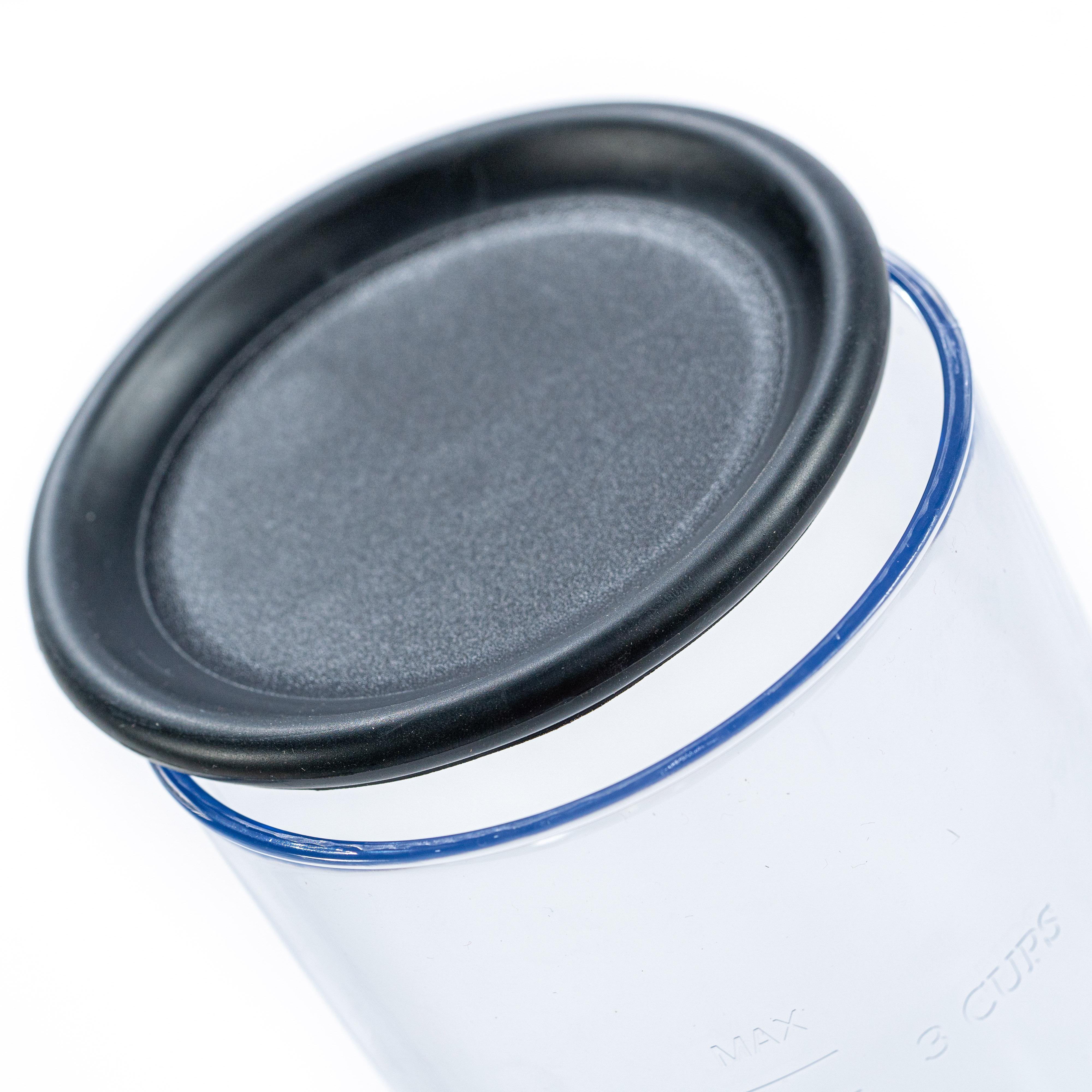 Contenedor de plástico transparente con tapa negra, borde azul y marcas de 3 tazas.