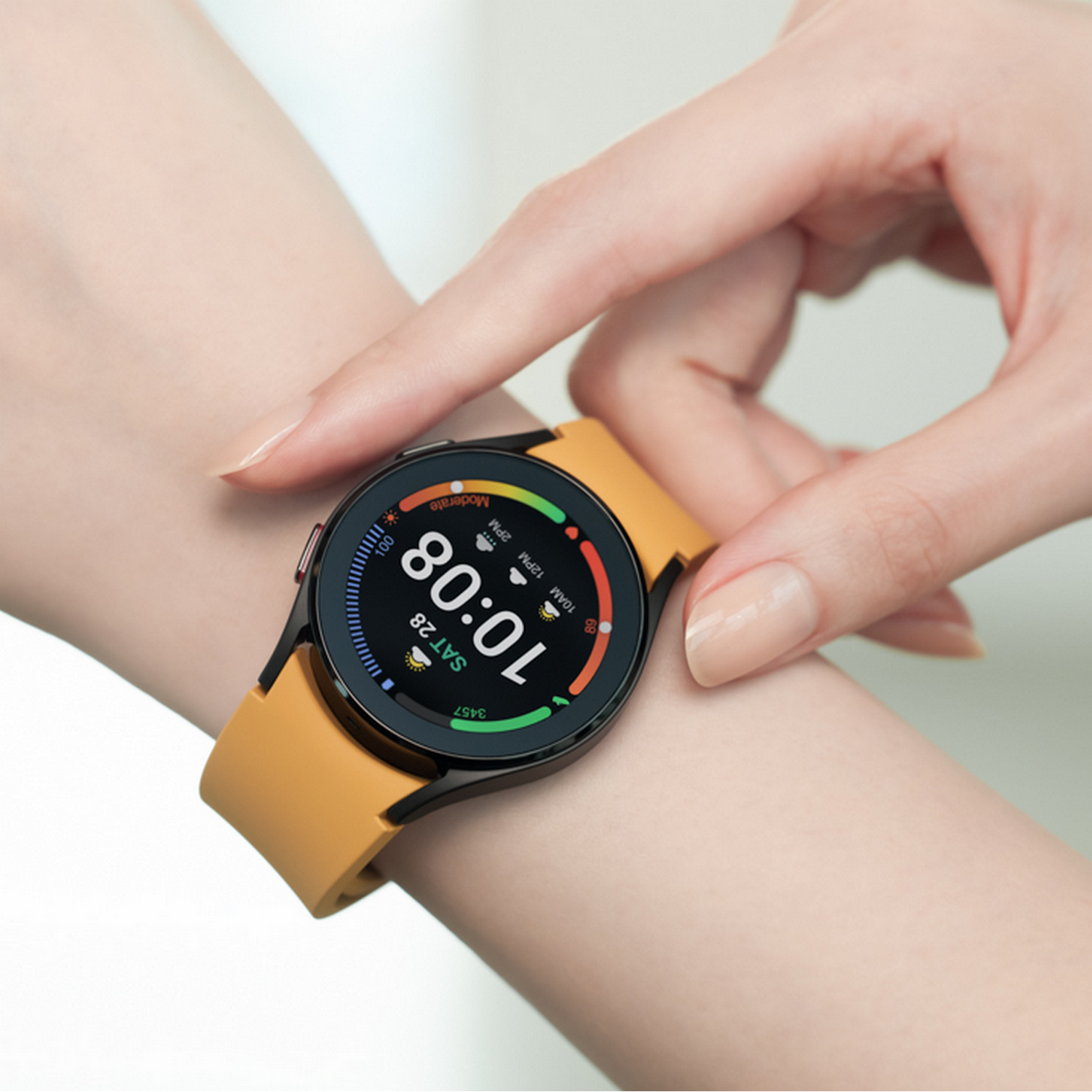 Das Handgelenk einer Person mit einer gelben Smartwatch, die die Zeit anzeigt.