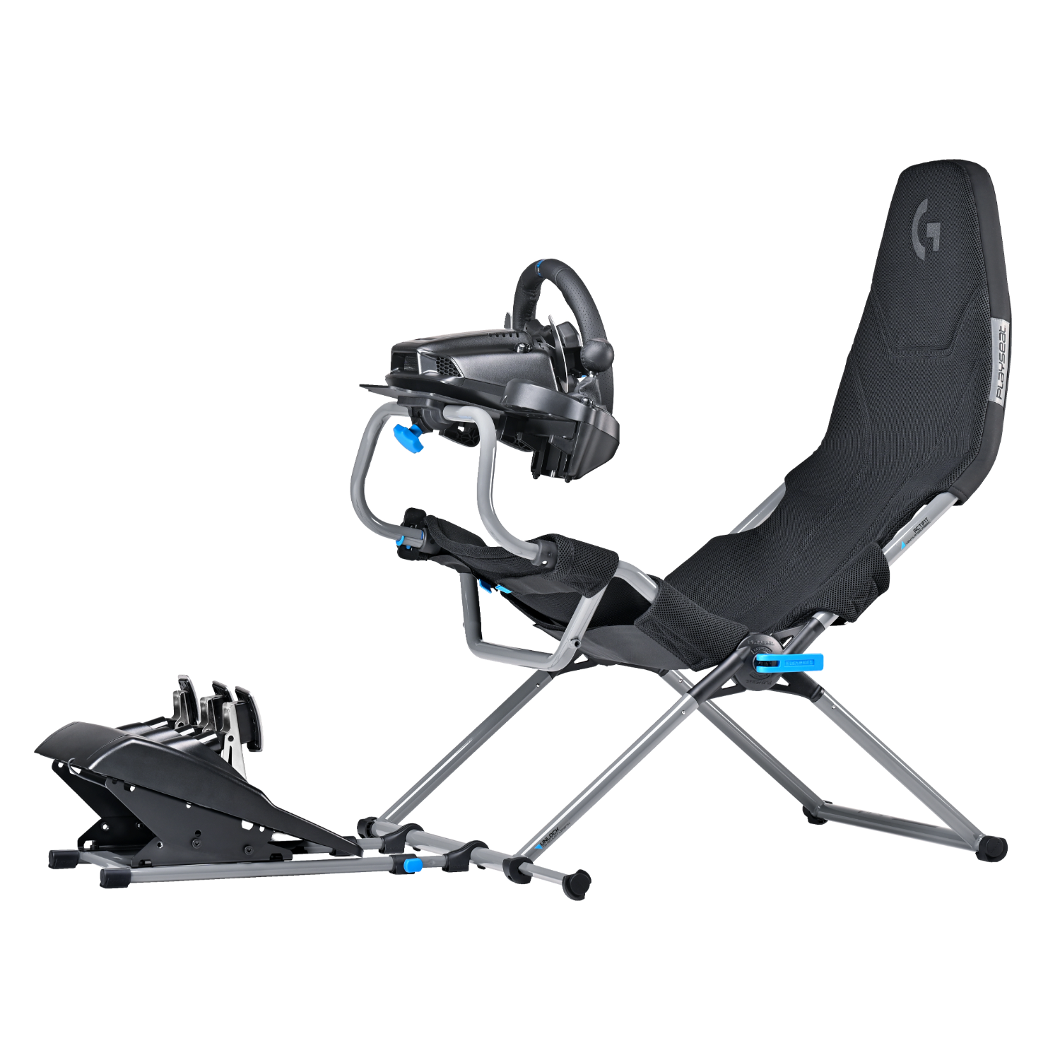 Gaming-Stuhl mit Lenkrad und Pedal-Setup. Der Stuhl ist schwarz und grau.