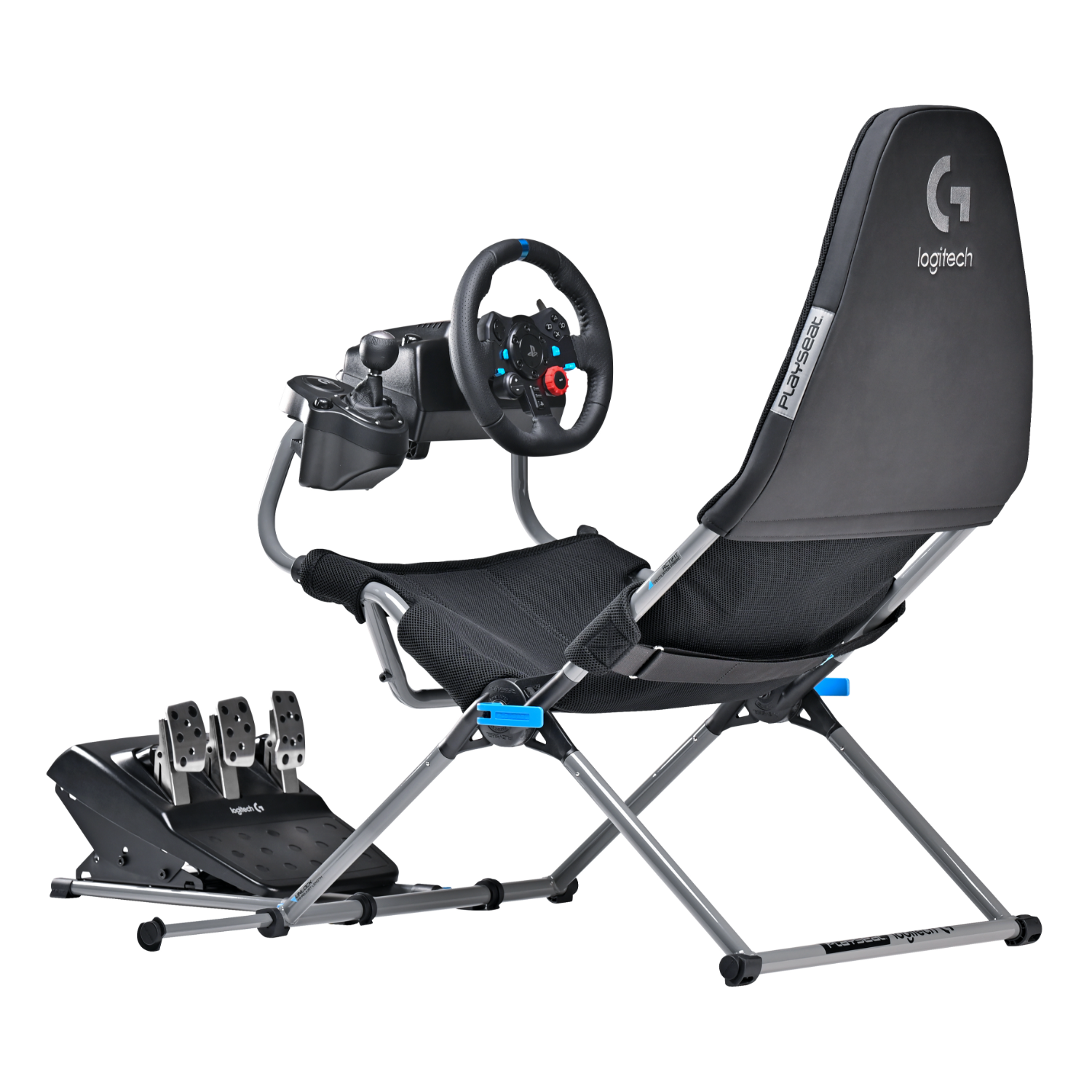Schwarzer Gaming-Stuhl mit Lenkrad, Schaltung, Pedalen und Logitech-Branding.