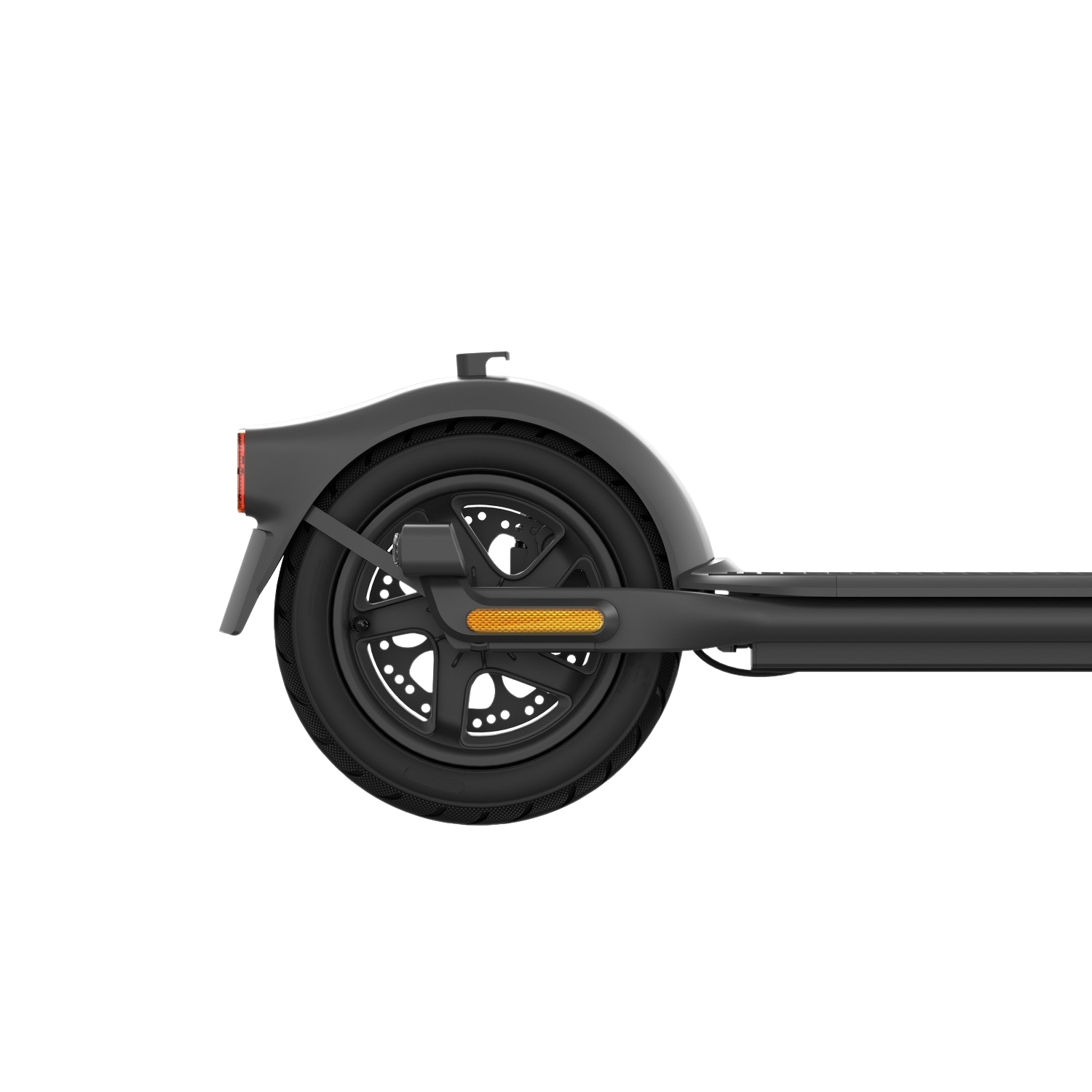 Zwart achterwiel van een scooter met spatbord en oranje reflector.