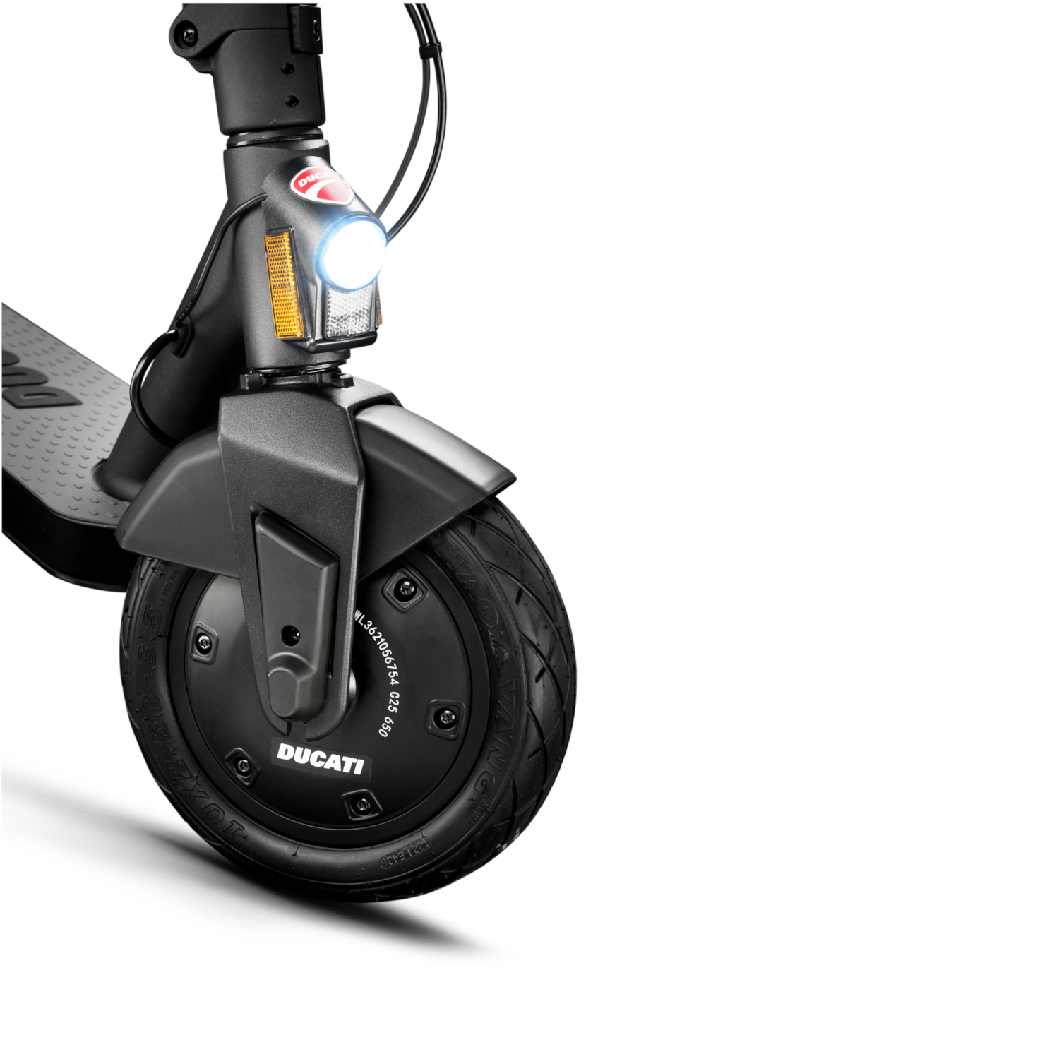 Vista frontale dello scooter elettrico nero e grigio. Sono visibili il faro e la ruota anteriore.