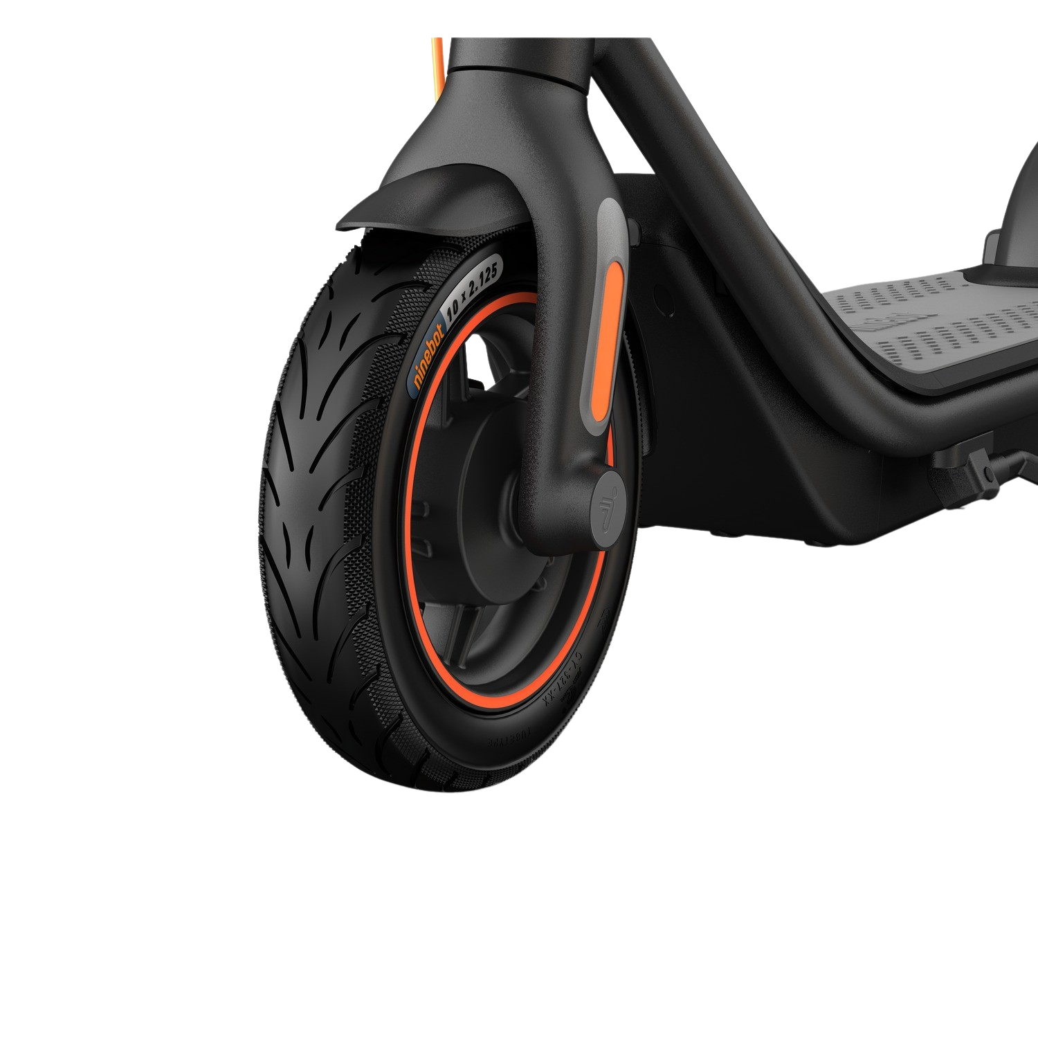 Close-up van een elektrische scooterwiel met oranje accenten, zwarte band en zwarte achtergrond.